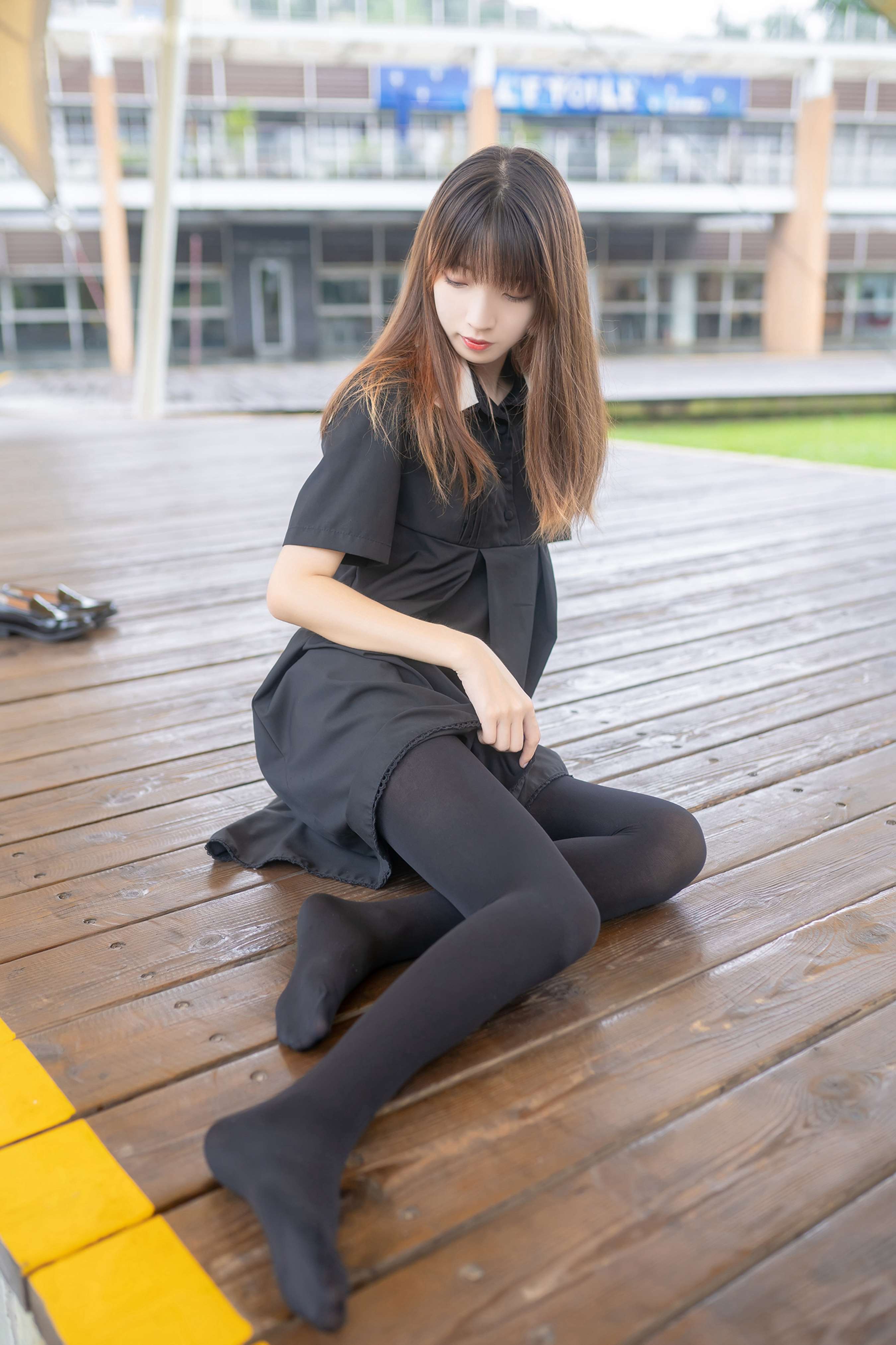 《喜欢黑色的少女》作品图