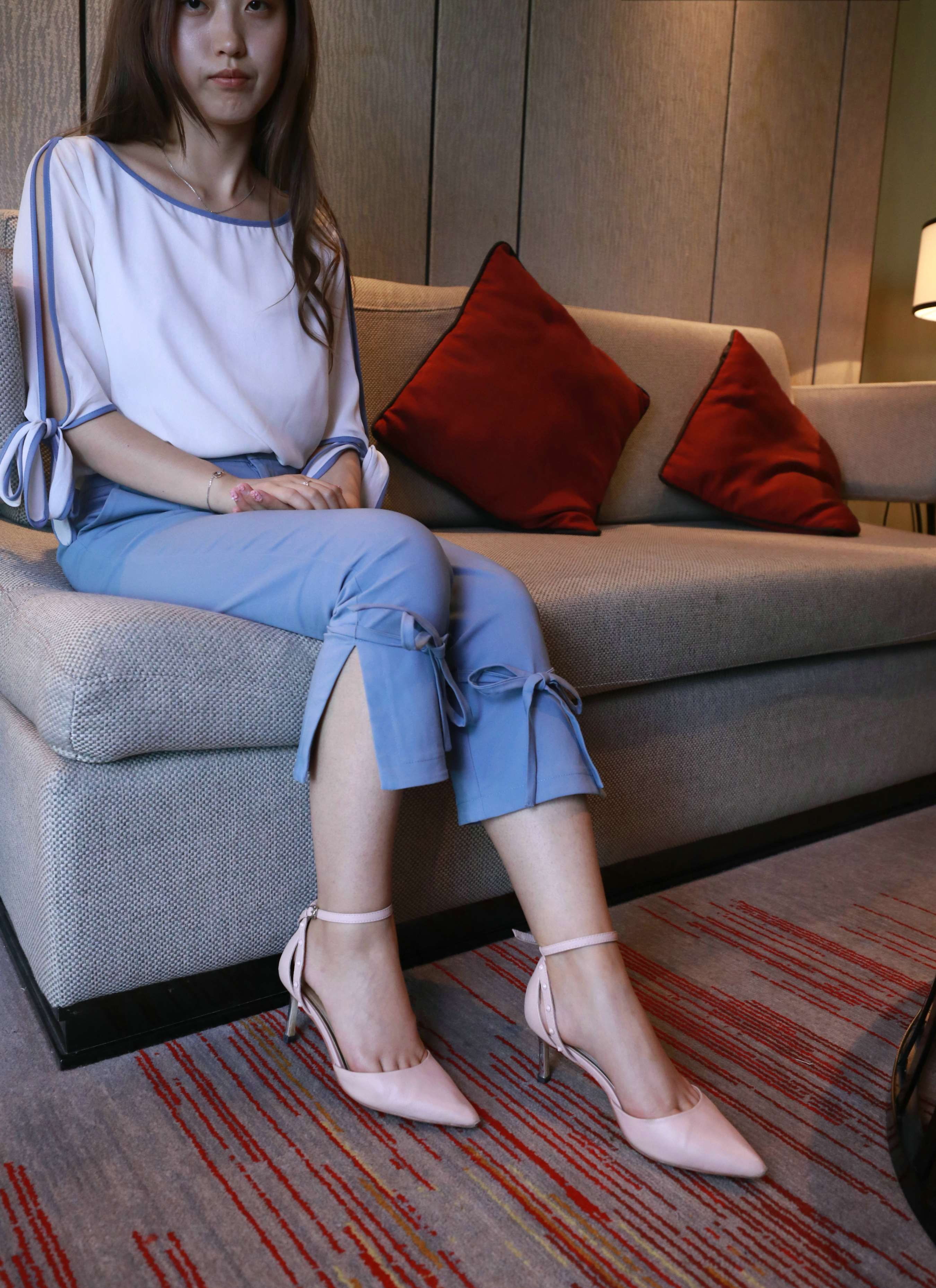 《凉高跟の赤足》作品图