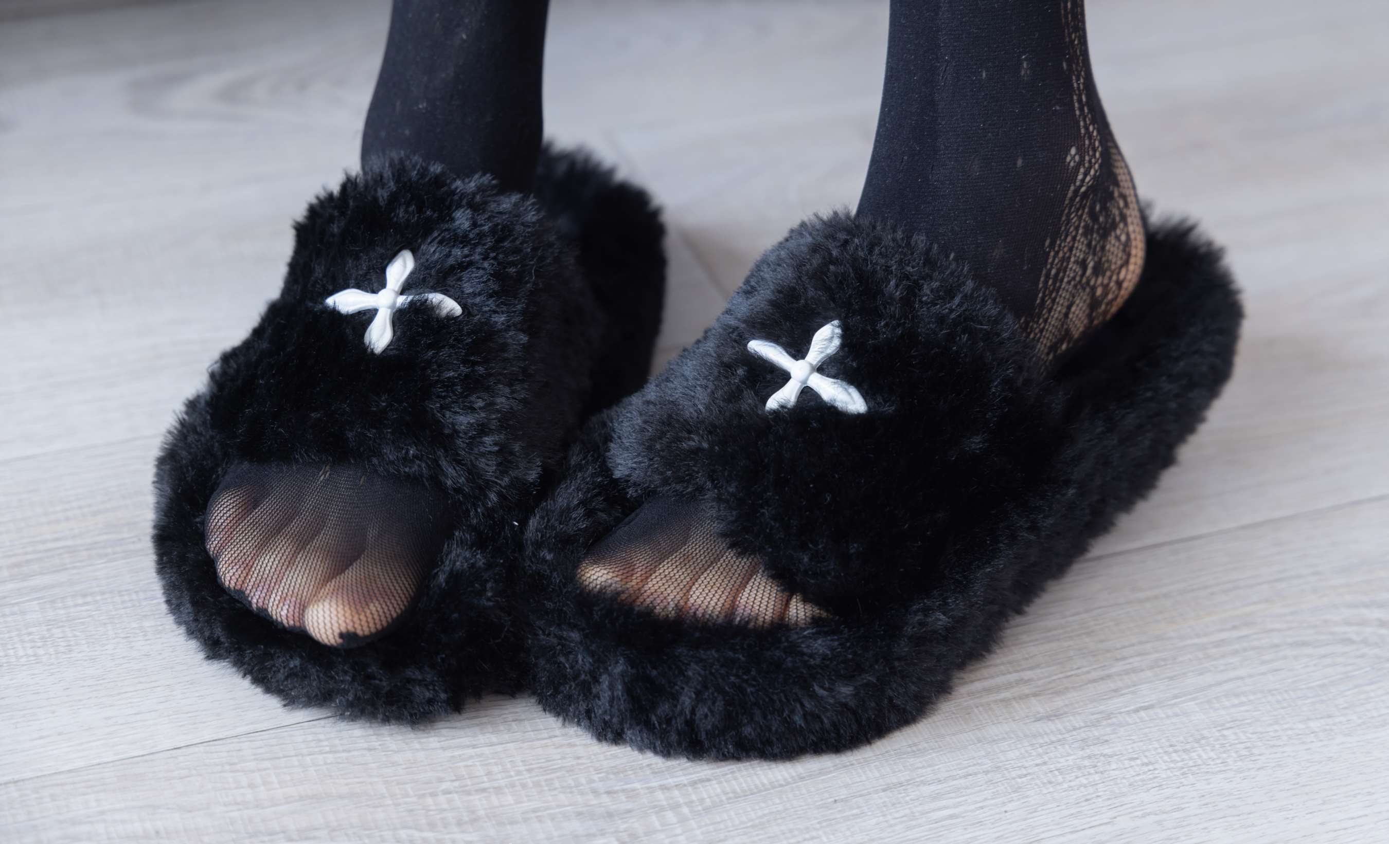 《稚予-板鞋、拖鞋、厚黑丝、蕾丝黑丝》作品图