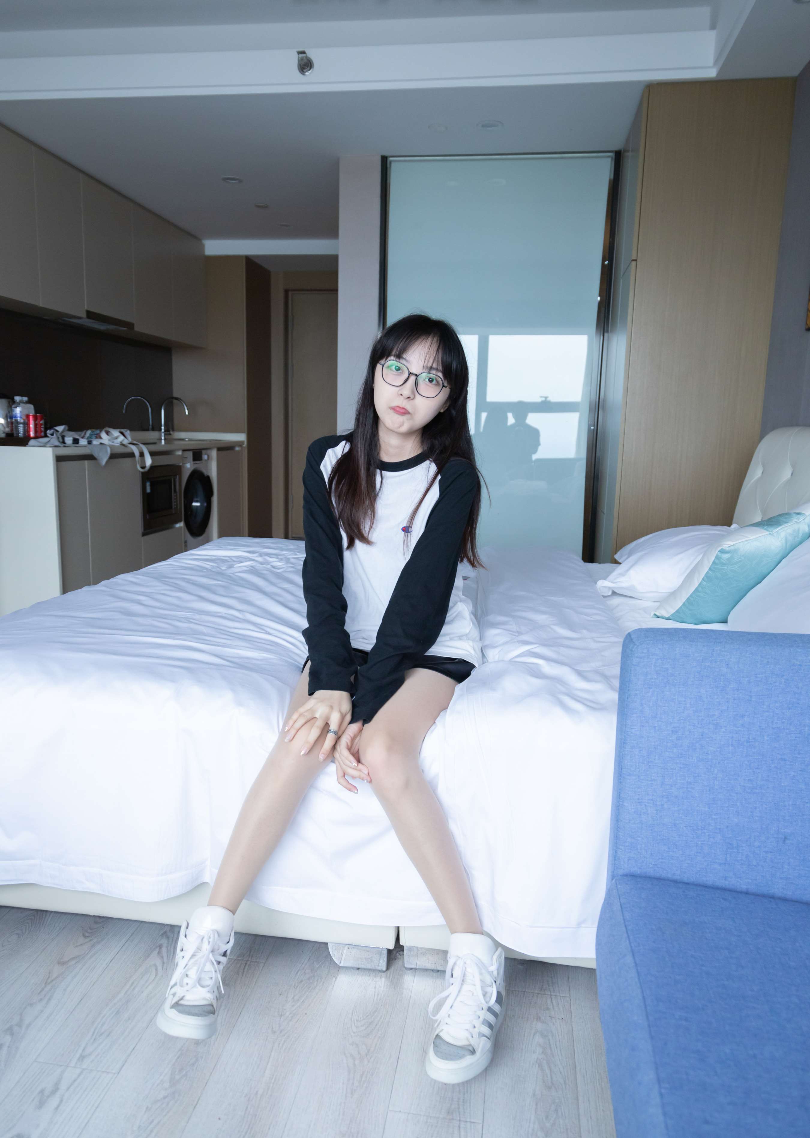 《小姐姐稚予阿迪板鞋の白色短棉袜套肉丝》作品图