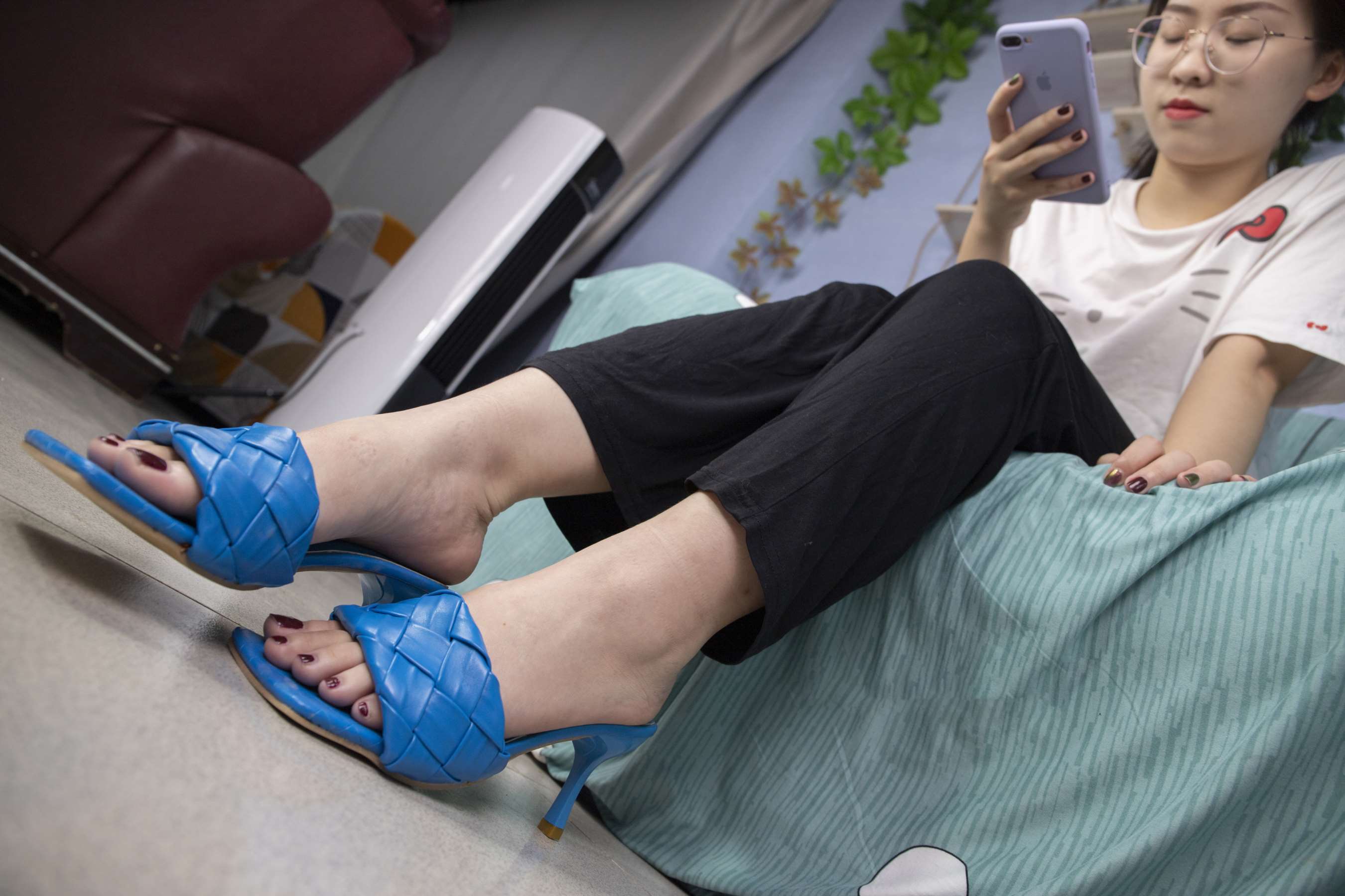 《姗姗秀红色脚甲油的白嫩脚丫，穿上高跟凉拖真好看》作品图