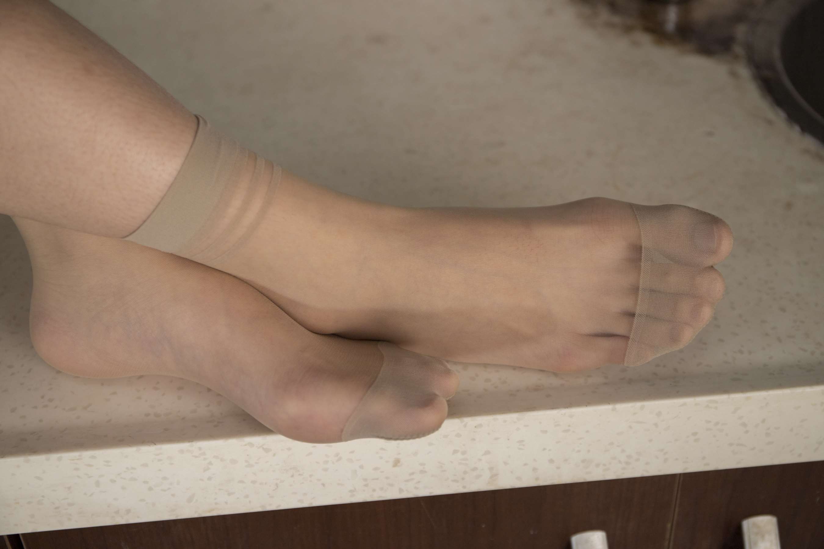 《露露厨房秀性感丝袜脚丫》作品图