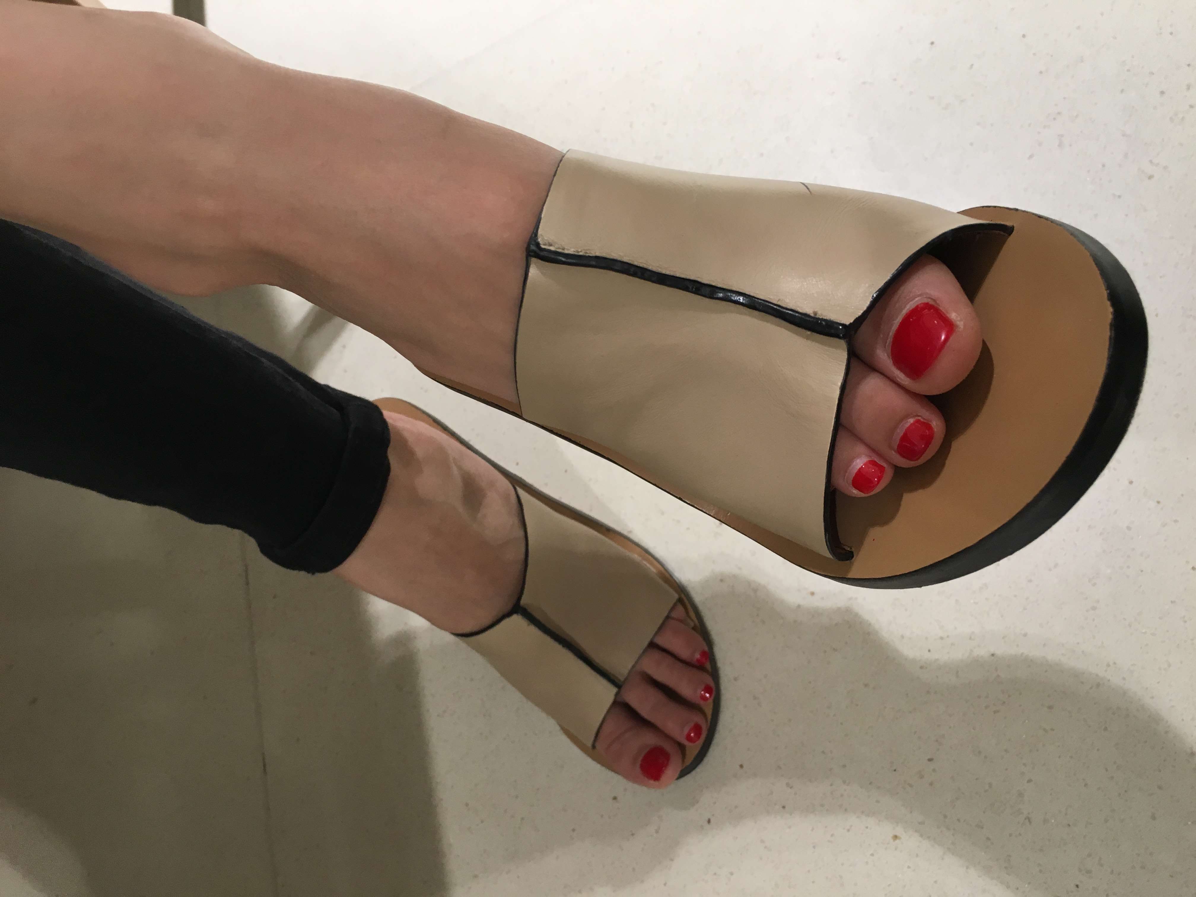 《【免费】爱自拍的小师妹》作品图