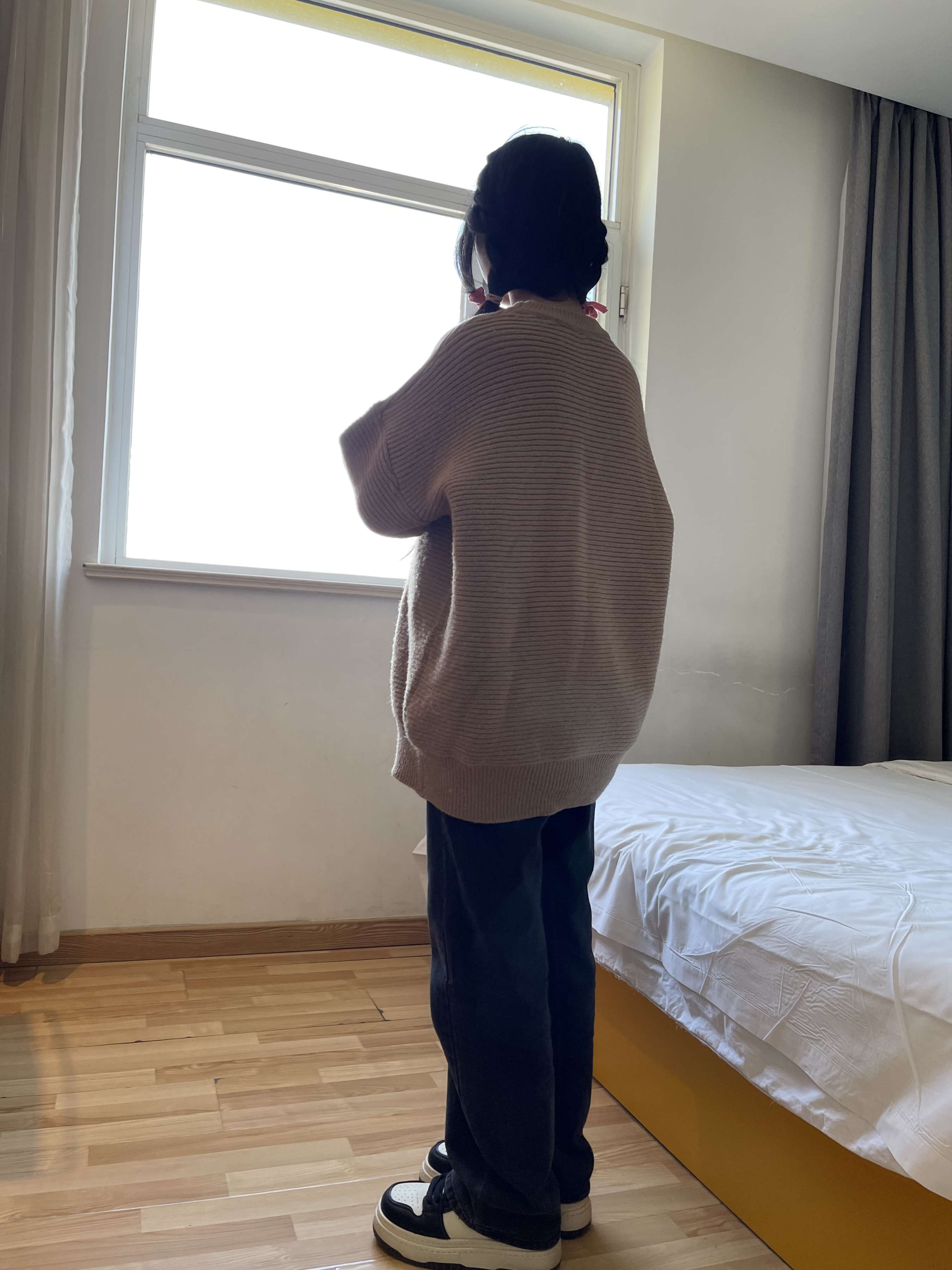 《毛衣少女板鞋の脏棉袜脚》作品图