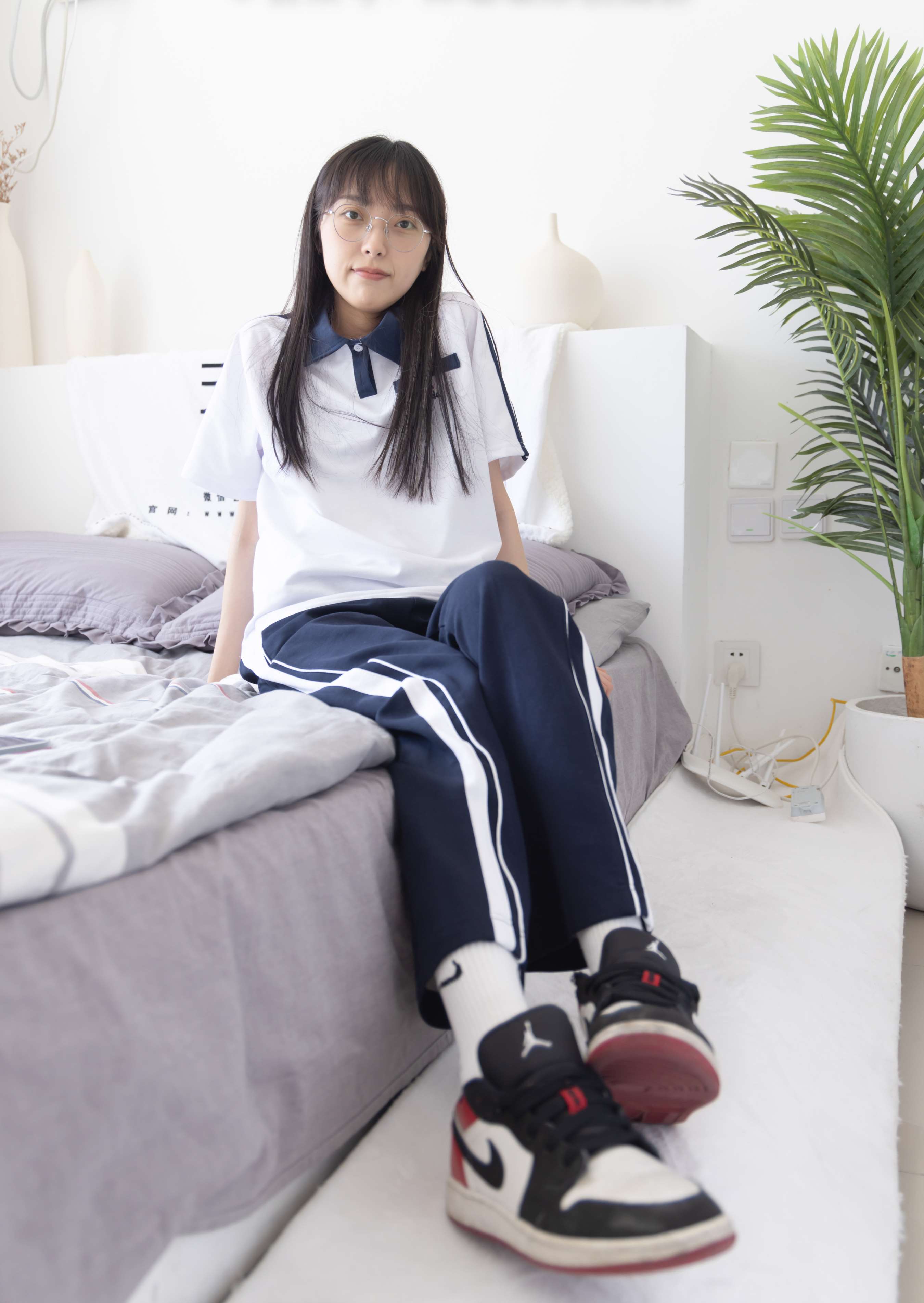 《稚予-aj板鞋、白棉袜、油亮白丝、校服裤里丝》作品图