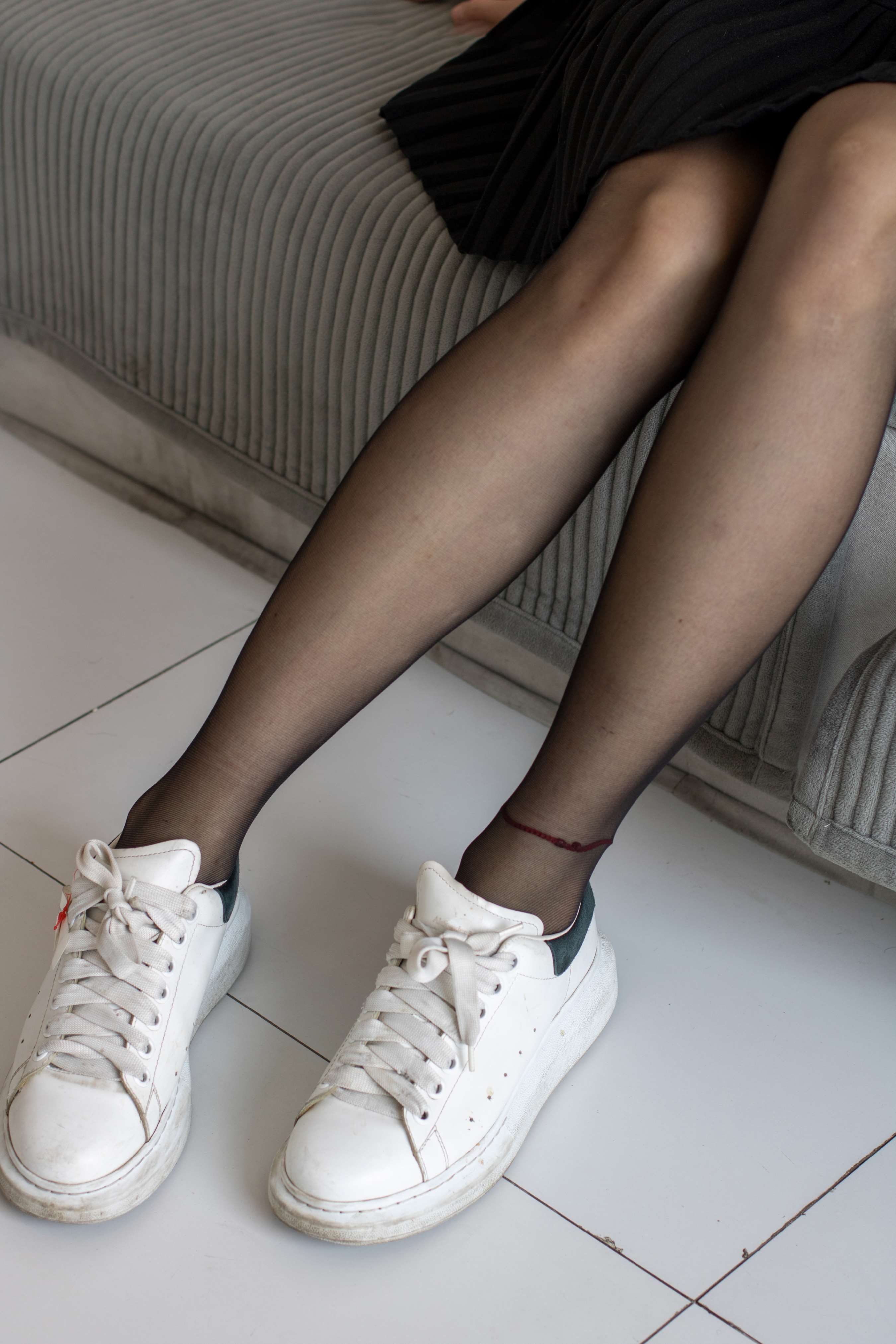 《黑衣高颜值小姐姐黑丝脚丫》作品图