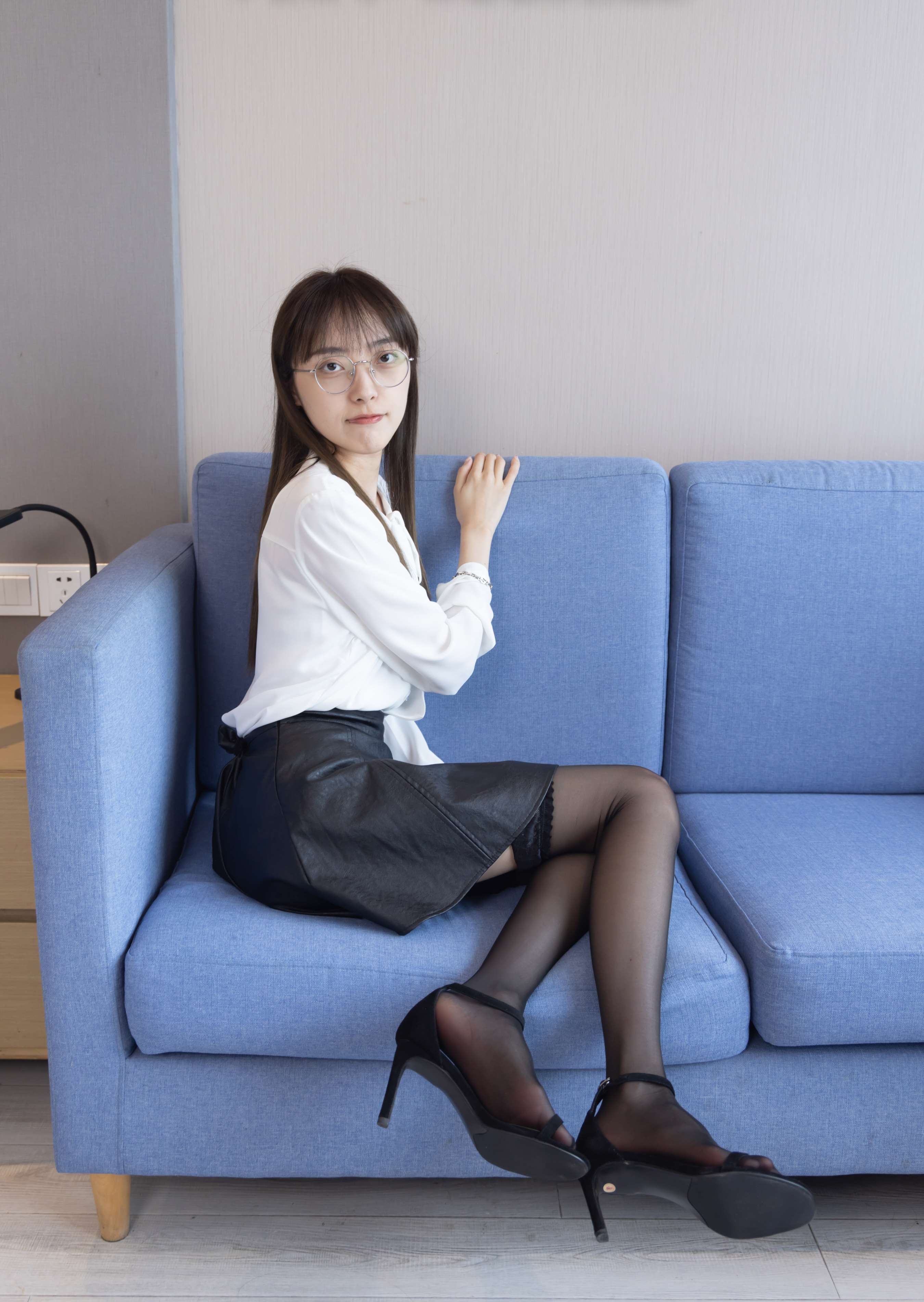 《稚予高跟鞋の灰、黑丝大腿袜》作品图