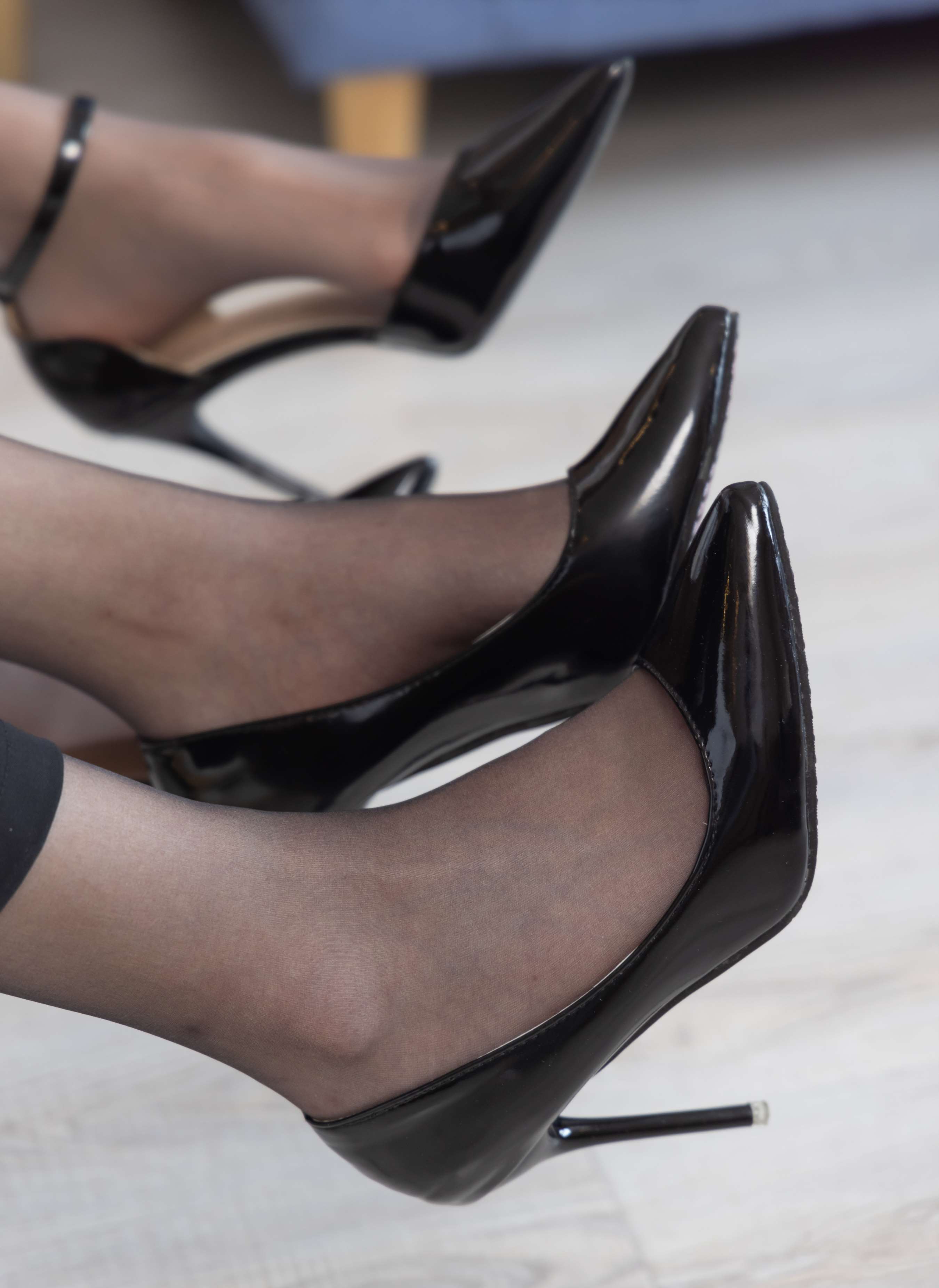 《小甜豆稚予-高跟鞋、深灰丝、肉丝、吊带黑丝》作品图