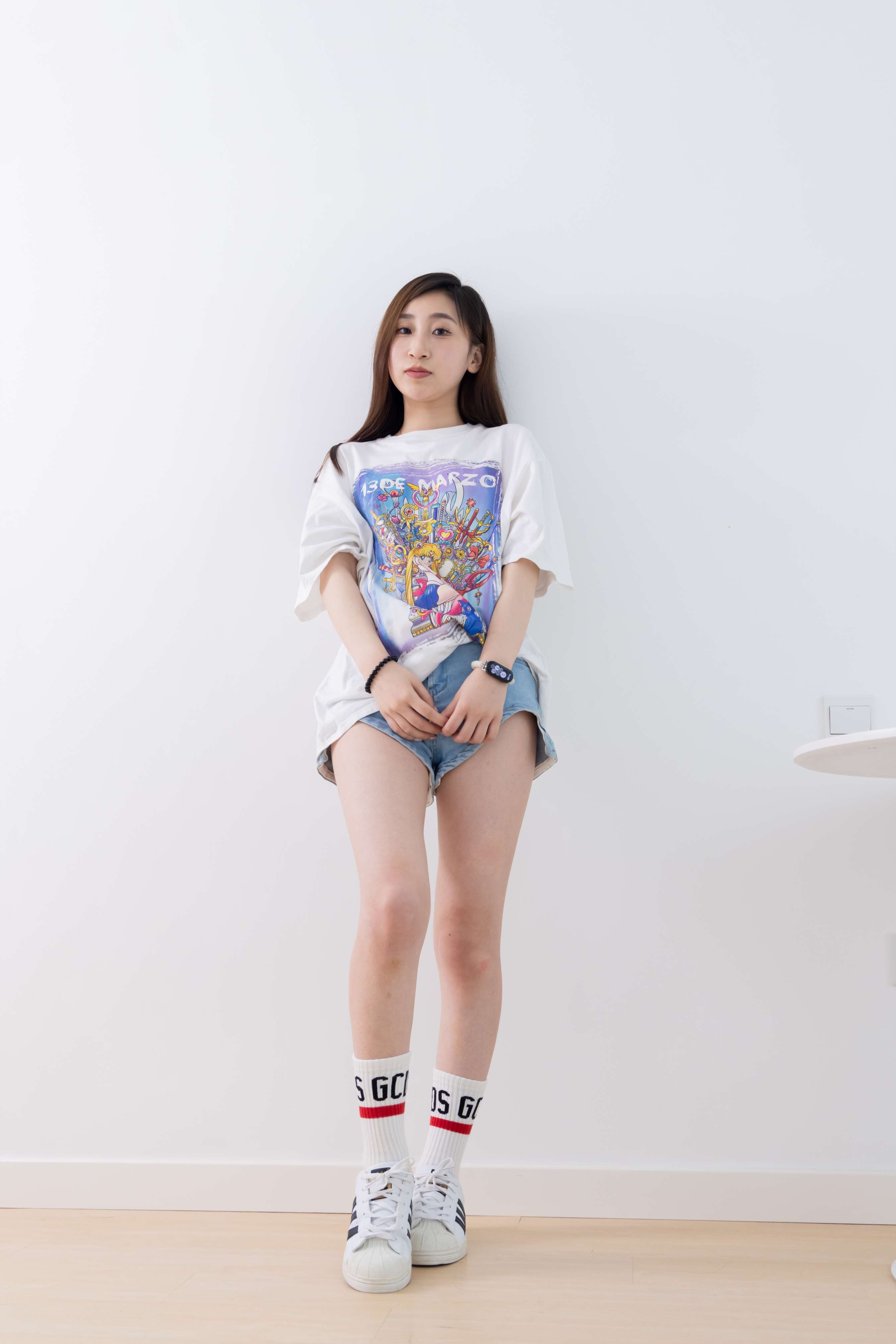 《柚子热裤の白棉袜脚丫》作品图