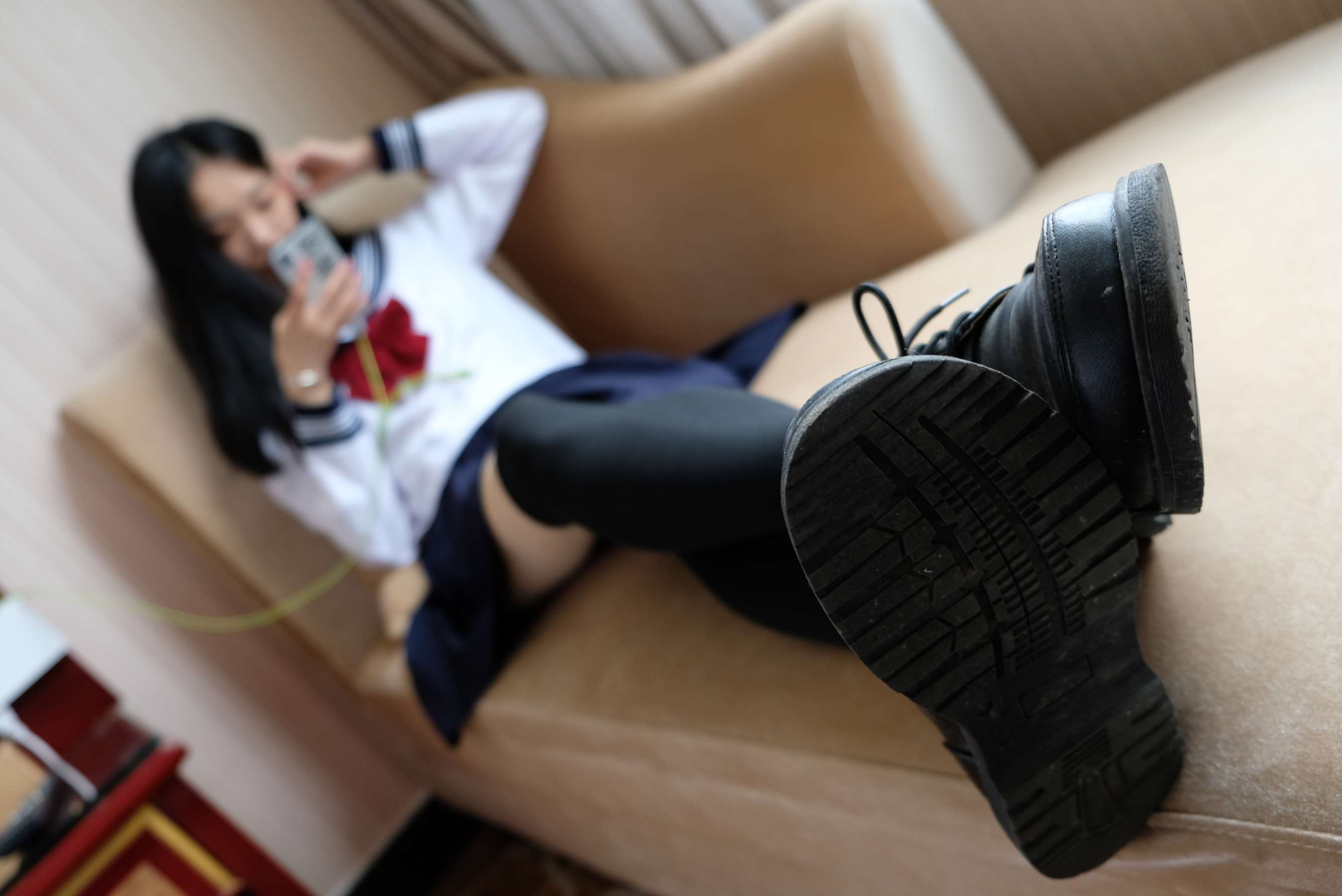 《小虫JK制服の嫩足》作品图