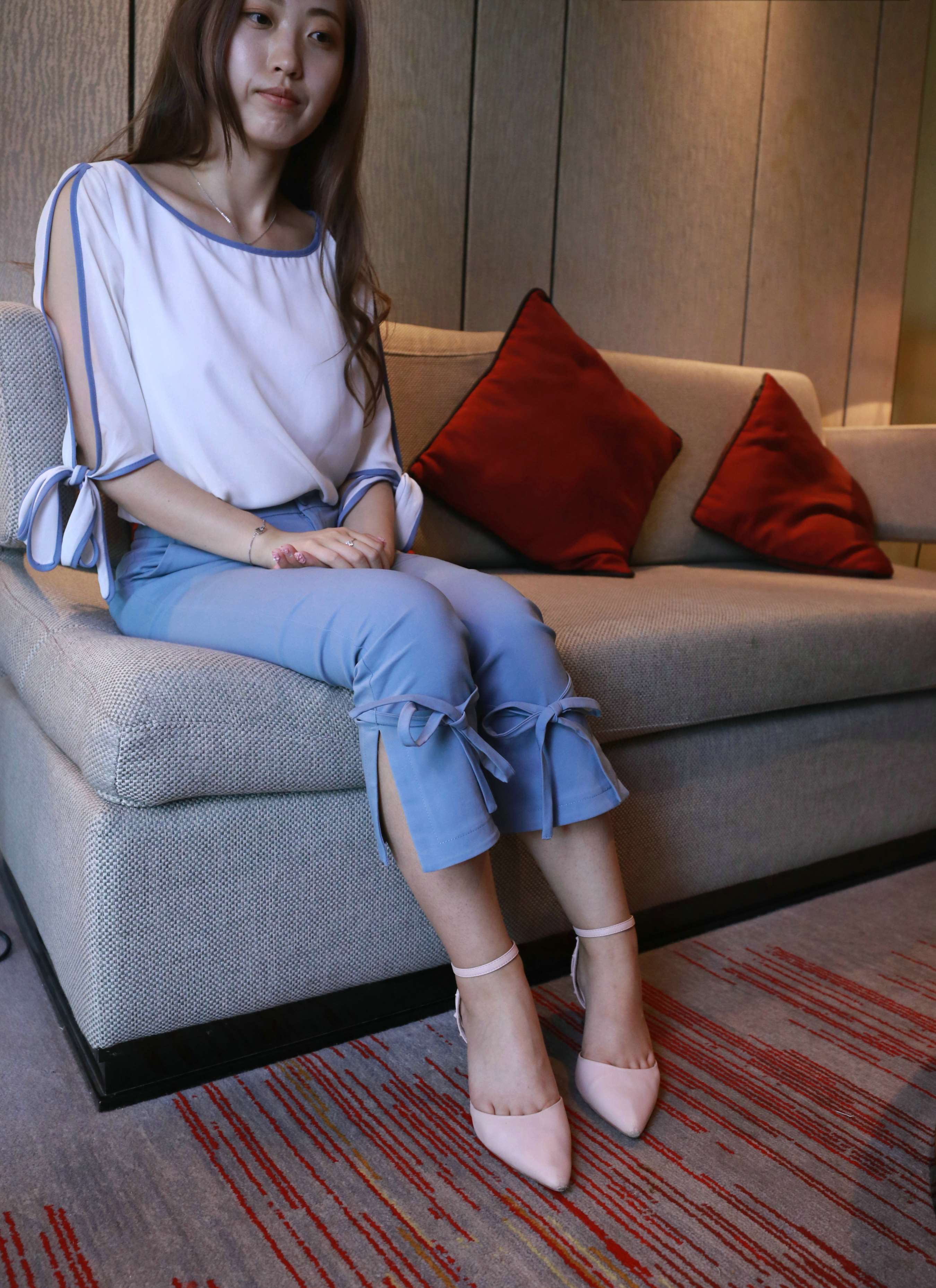 《凉高跟の赤足》作品图