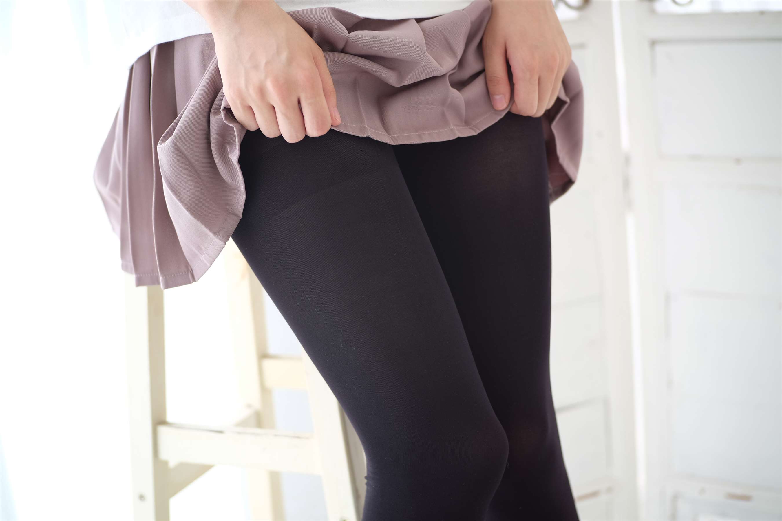 《T恤の黑色脚丫》作品图