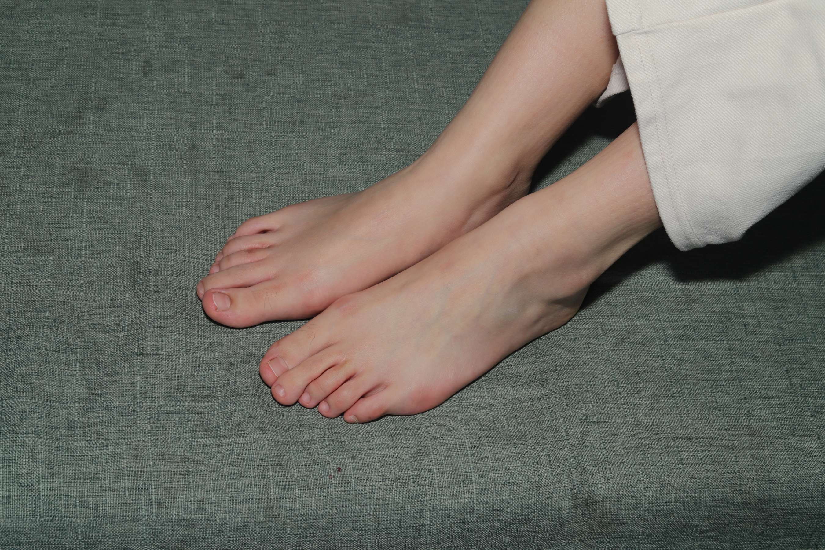 《新模小桃试镜秀出39码修长大白脚》作品图