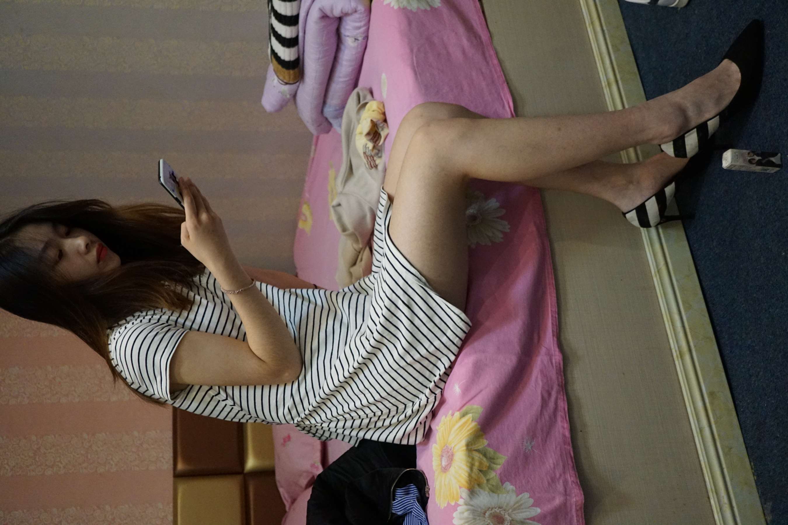 《希子师妹寝室展脚丫》作品图