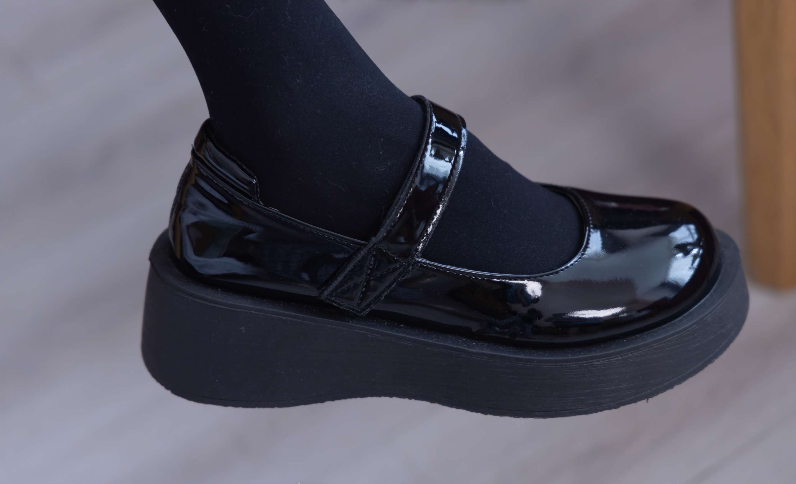 《稚予-皮鞋、黑丝大腿袜、地雷系女友》作品图