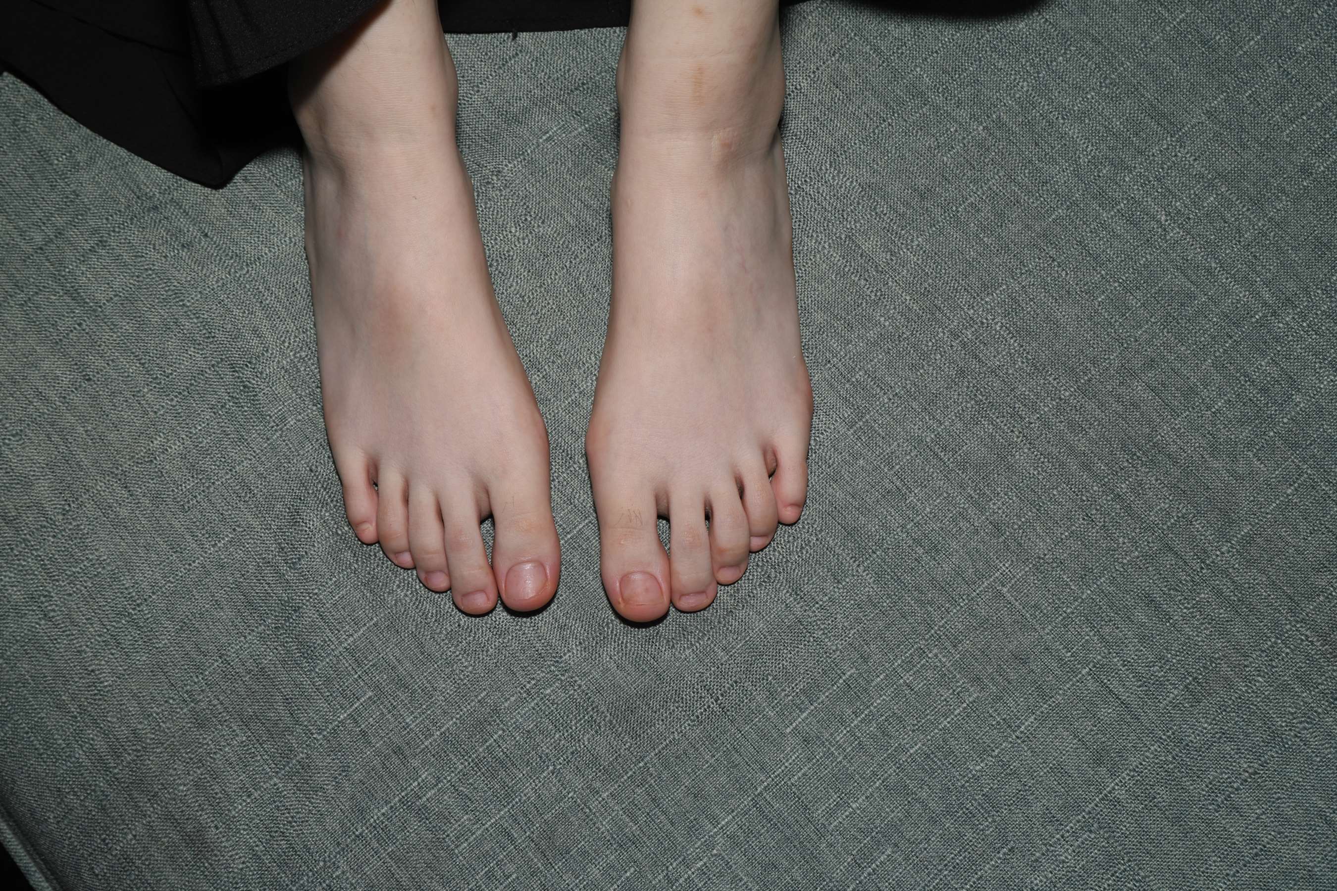 《琪琪继续展示38码大白脚》作品图