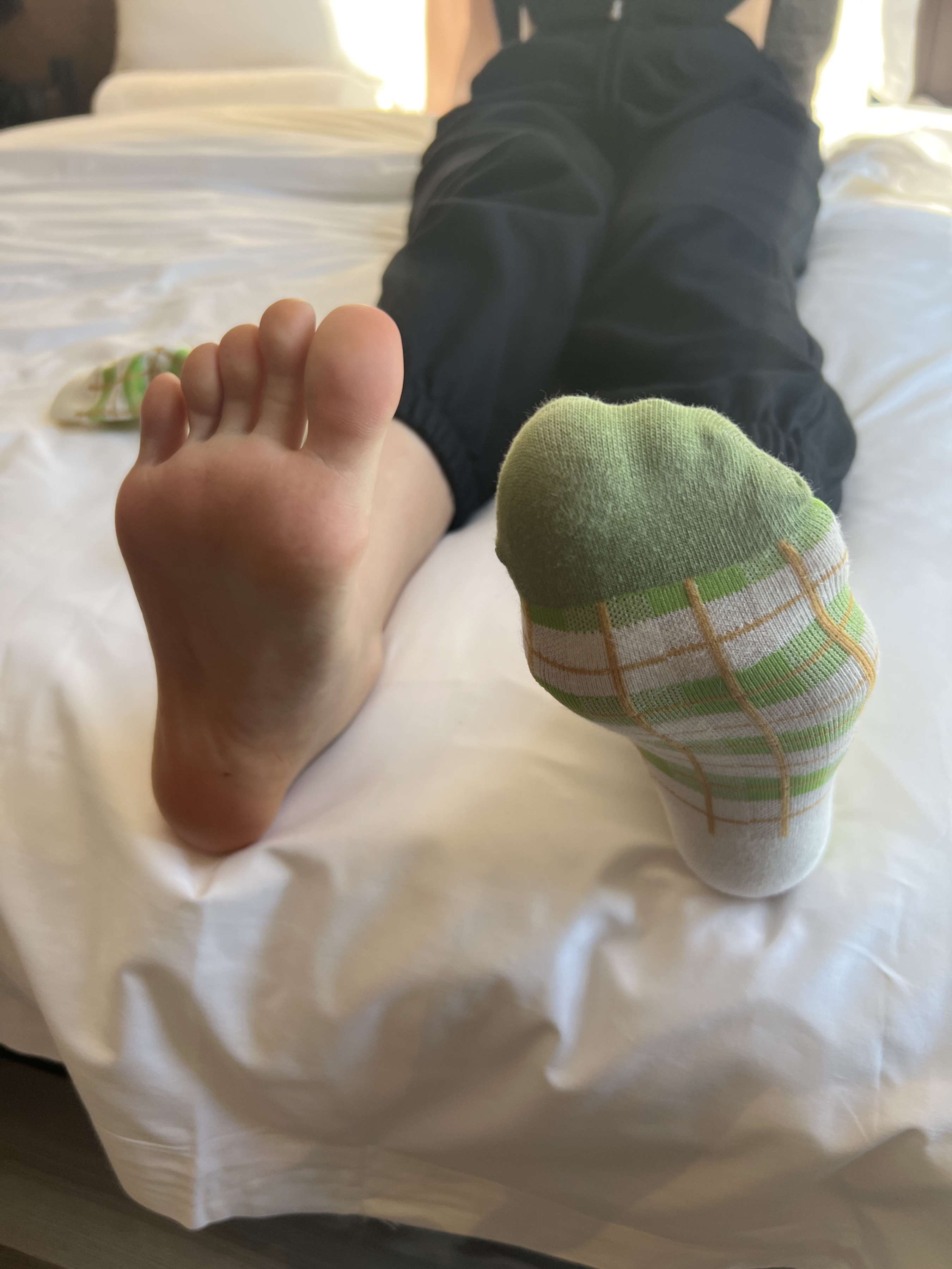 《少女脱棉袜展嫩足》作品图