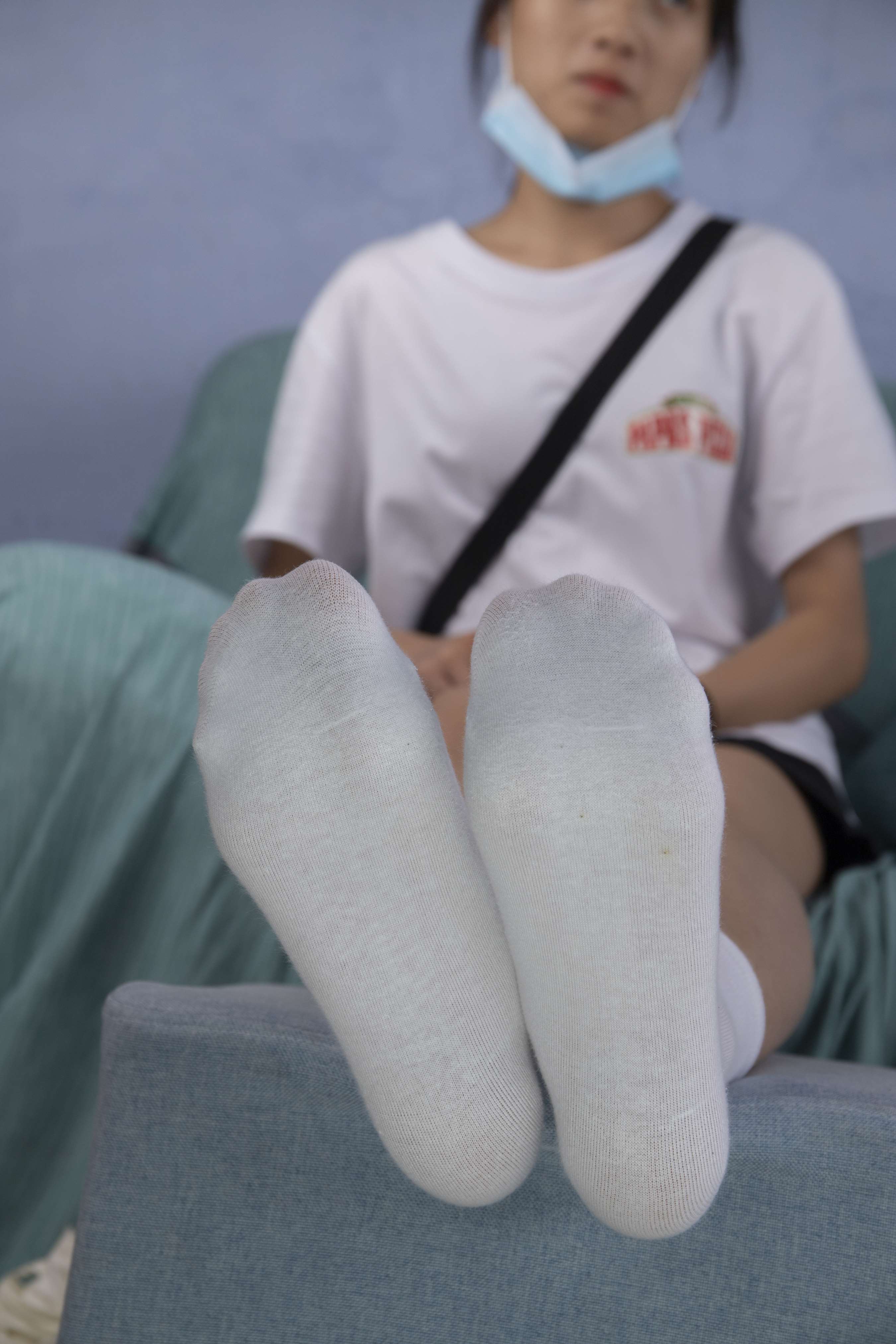 《婷婷的原味白嫩脚丫，刚刚脱掉的鞋子袜子》作品图