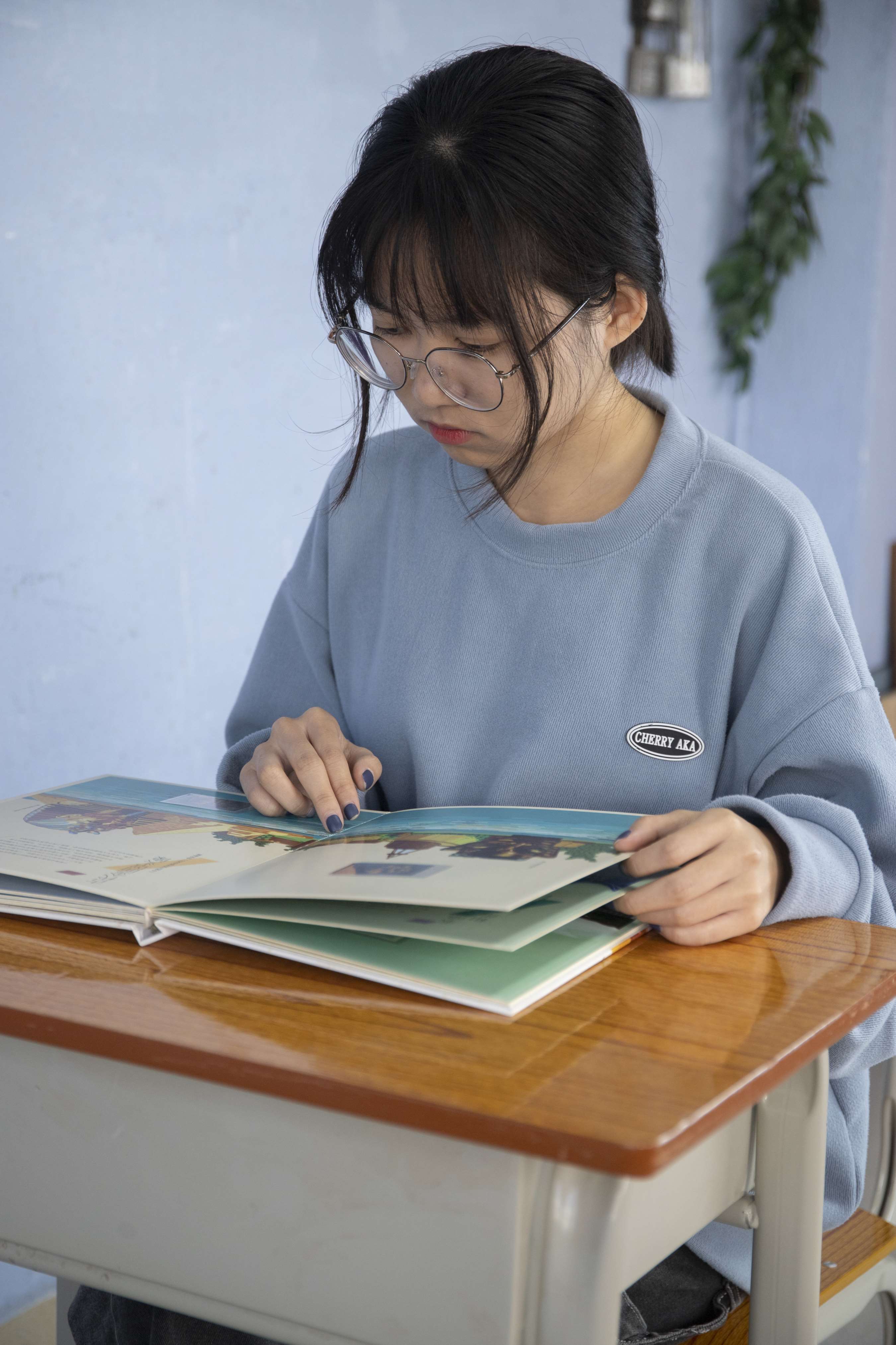 《潘婷教室自习无意识展示丝袜脚丫，挑鞋玩鞋，随意摆弄》作品图