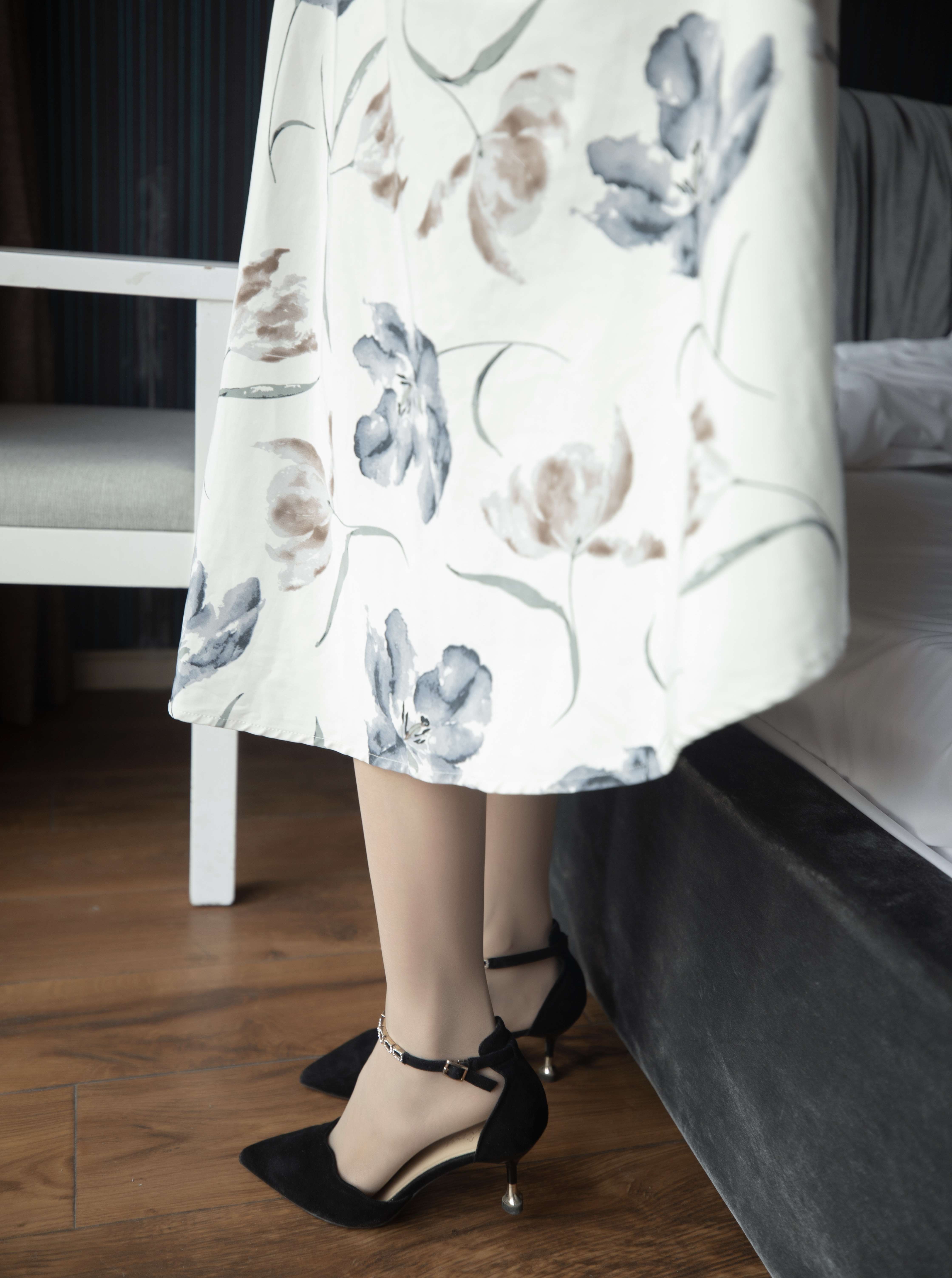 《小玥玥长裙の丝足【套图+视频1个】》作品图