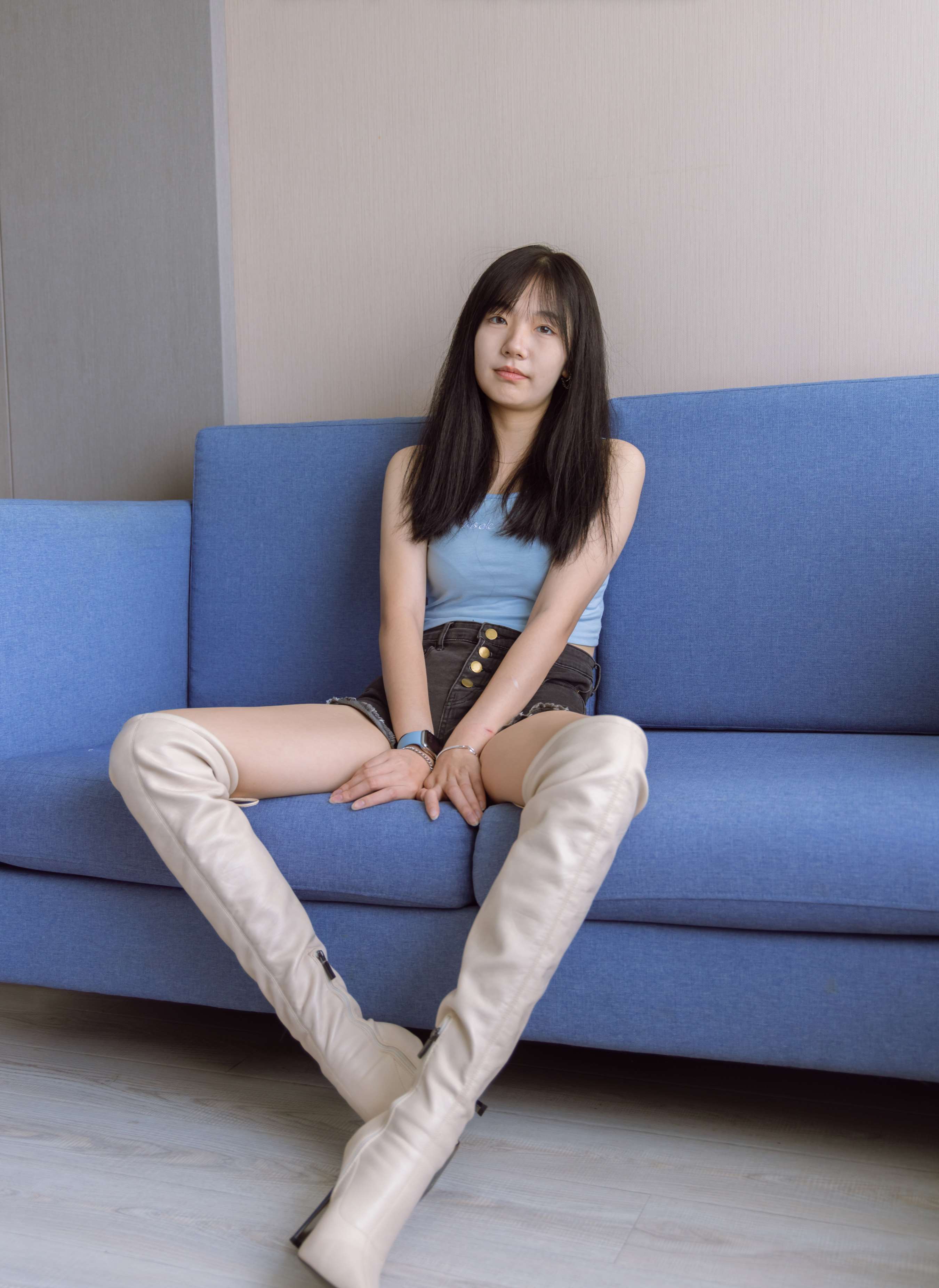 《小甜豆-热裤高跟长靴、白棉袜、裸足》作品图