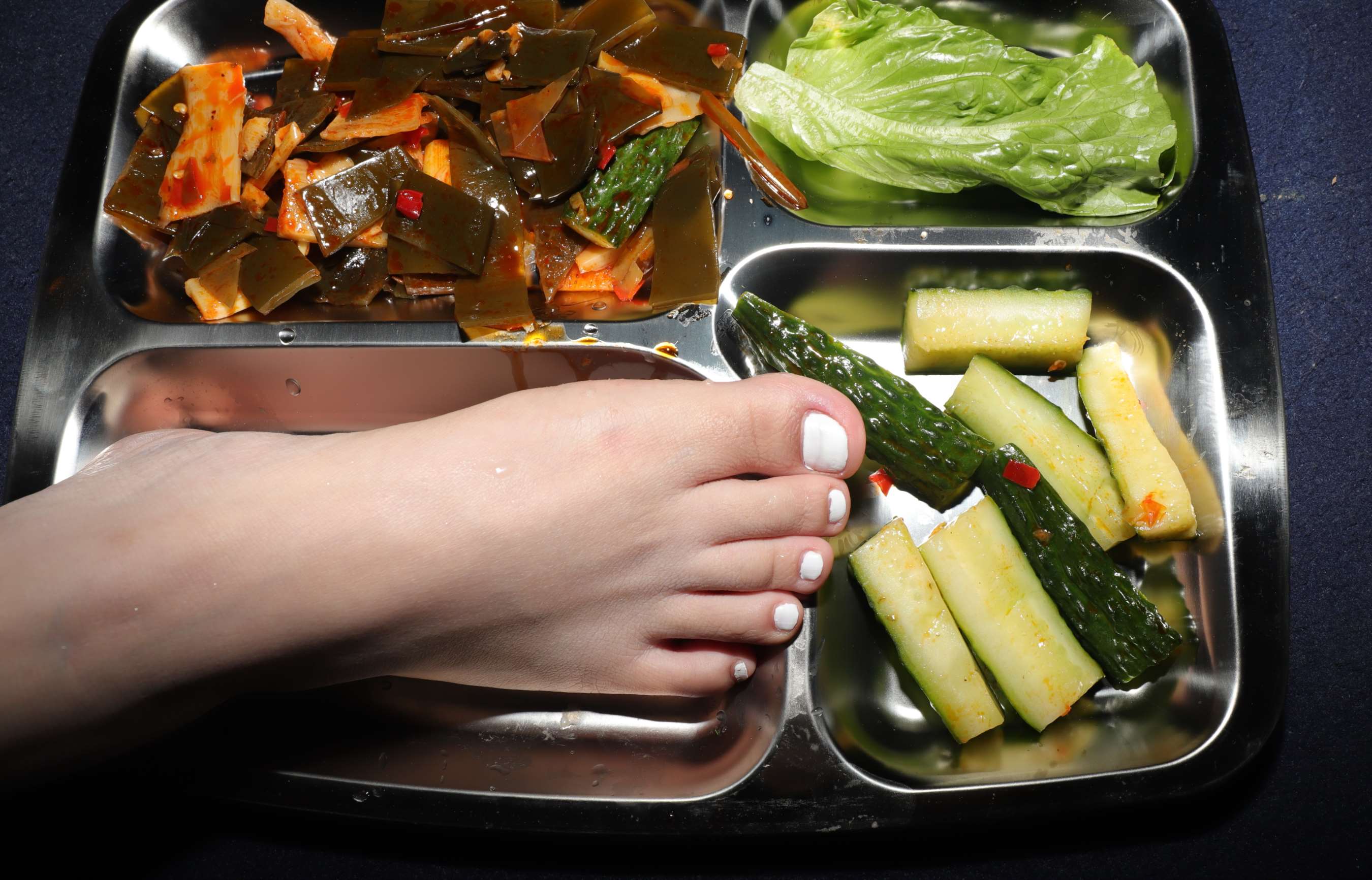 《嫩脚配美食》作品图