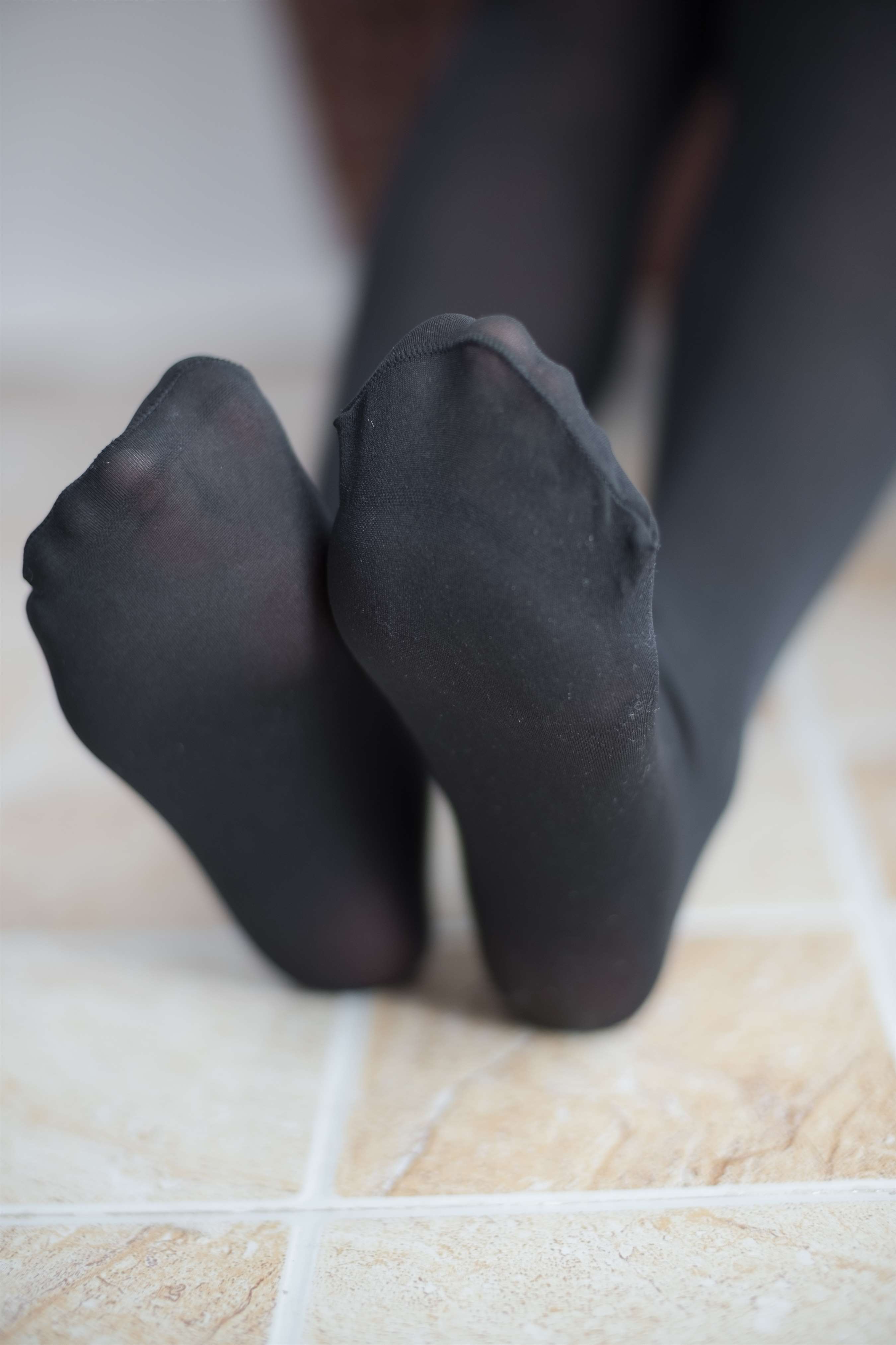 《格子裙の黑丝脚丫》作品图