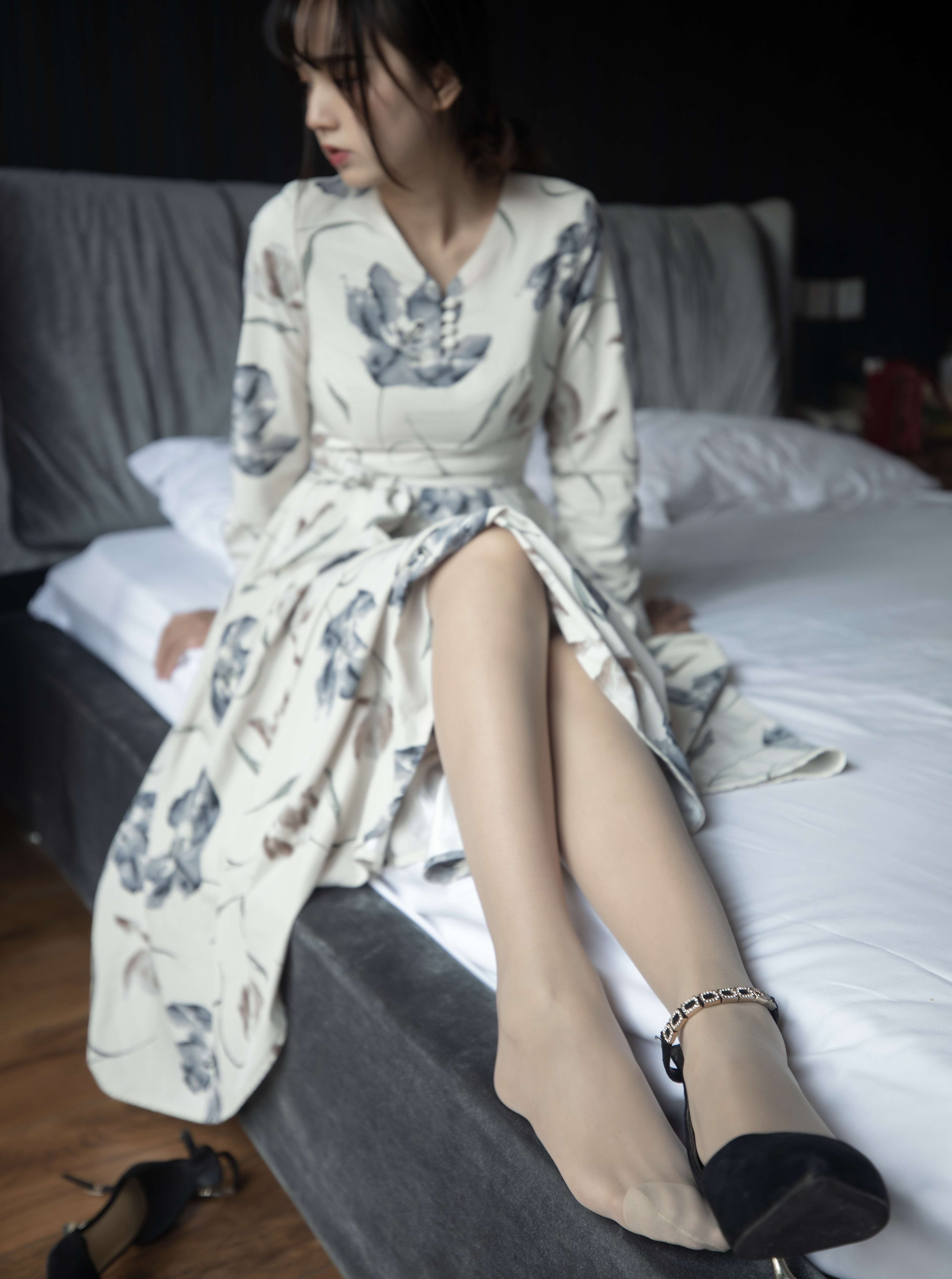 《小玥玥长裙の丝足【套图+视频1个】》作品图