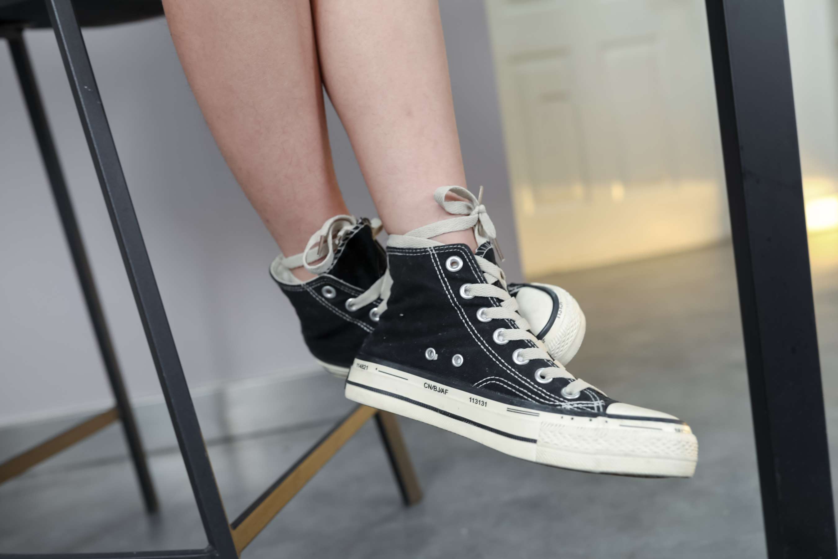 《露露帆布鞋の白棉袜脚》作品图