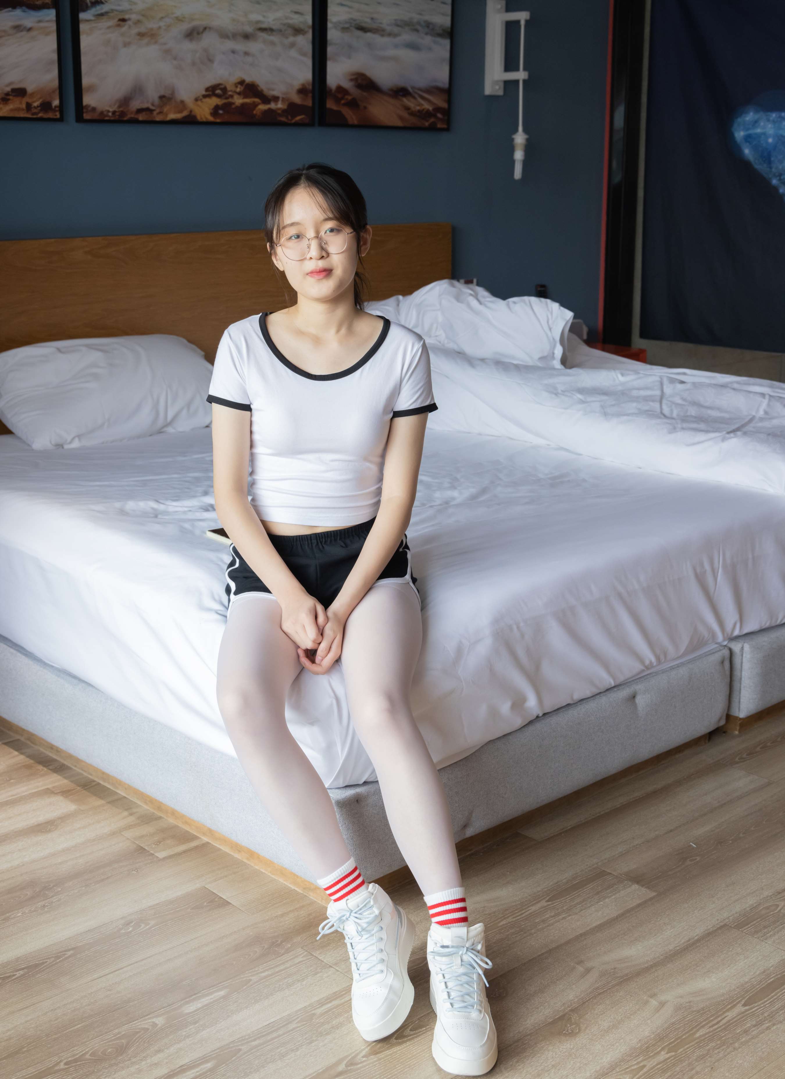 《熊熊-板鞋の棉套白丝脚》作品图