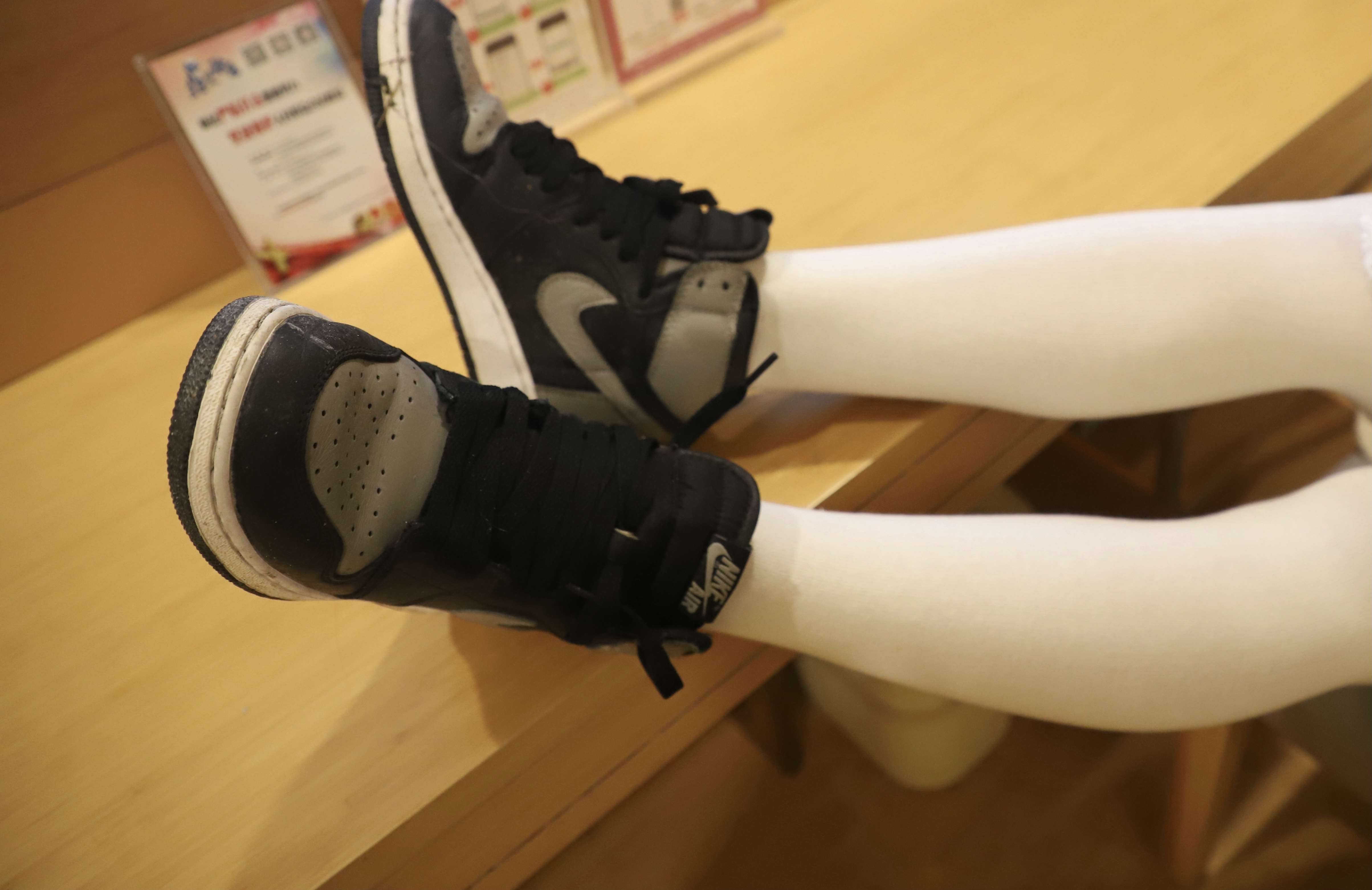 《球鞋の丝足》作品图