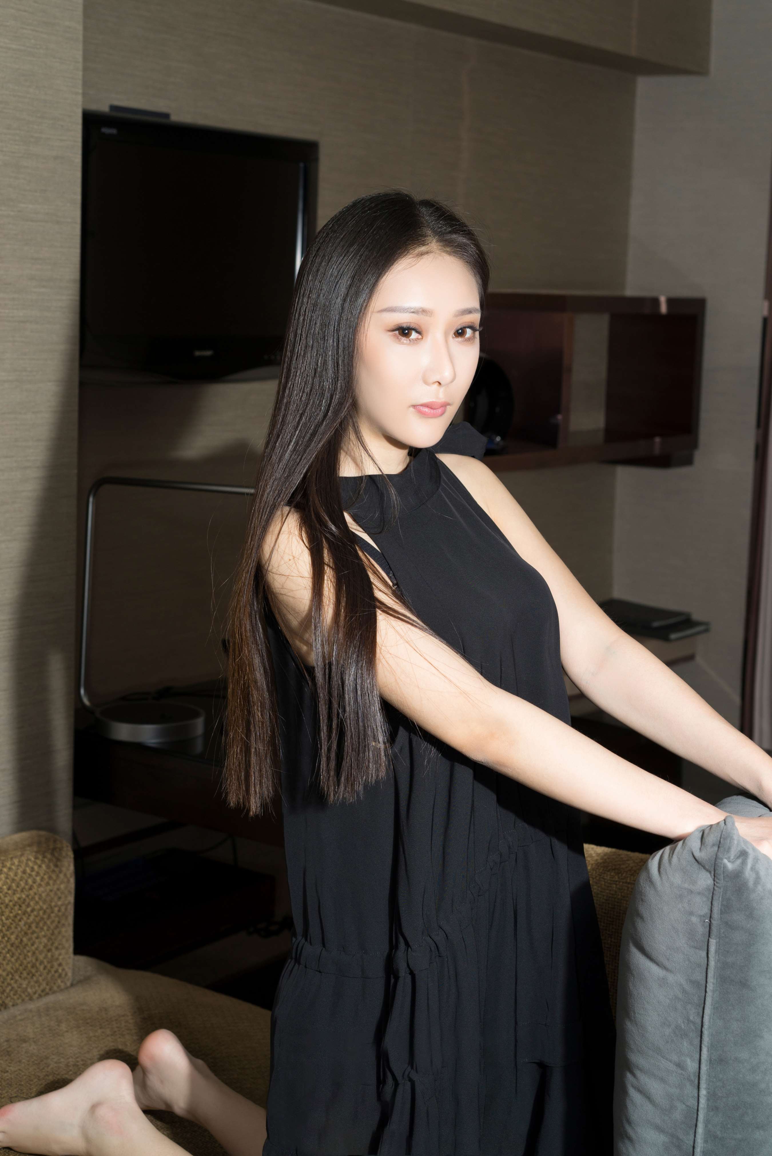 《小姐姐黑裙の嫩足》作品图