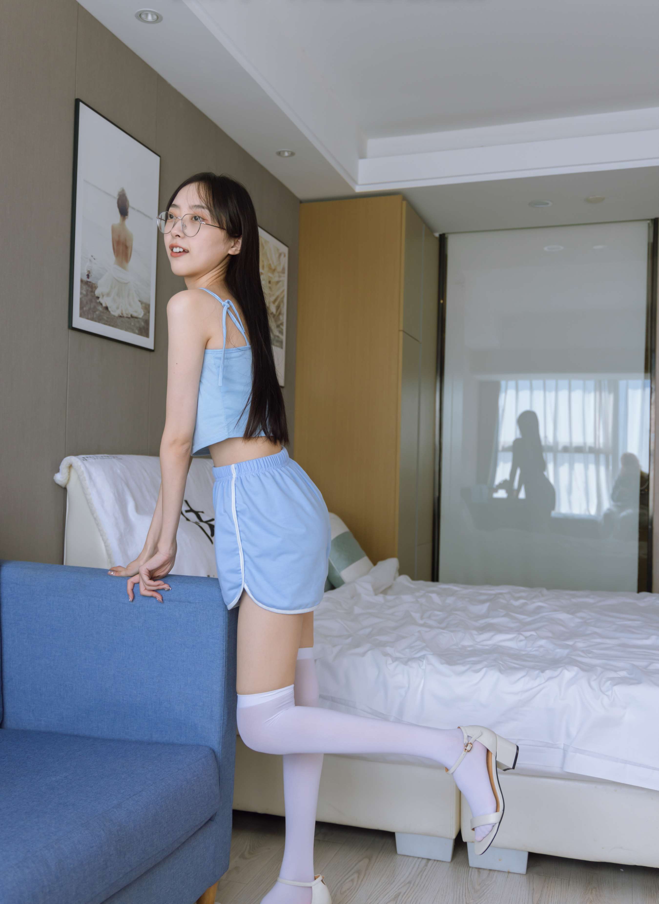 《稚予-高跟鞋、白丝大腿袜、裸足》作品图