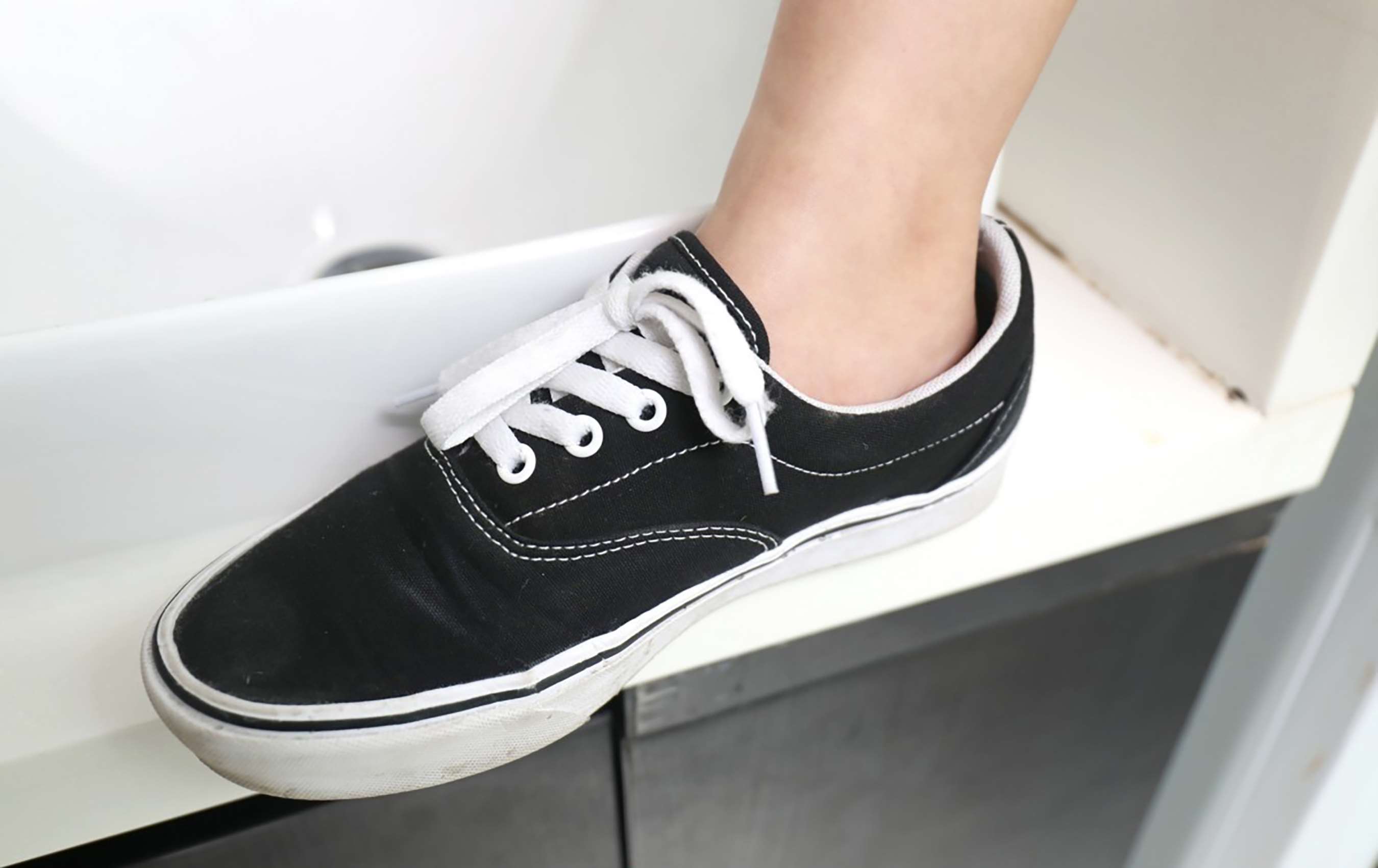 《学妹卫生间里的船袜脚》作品图