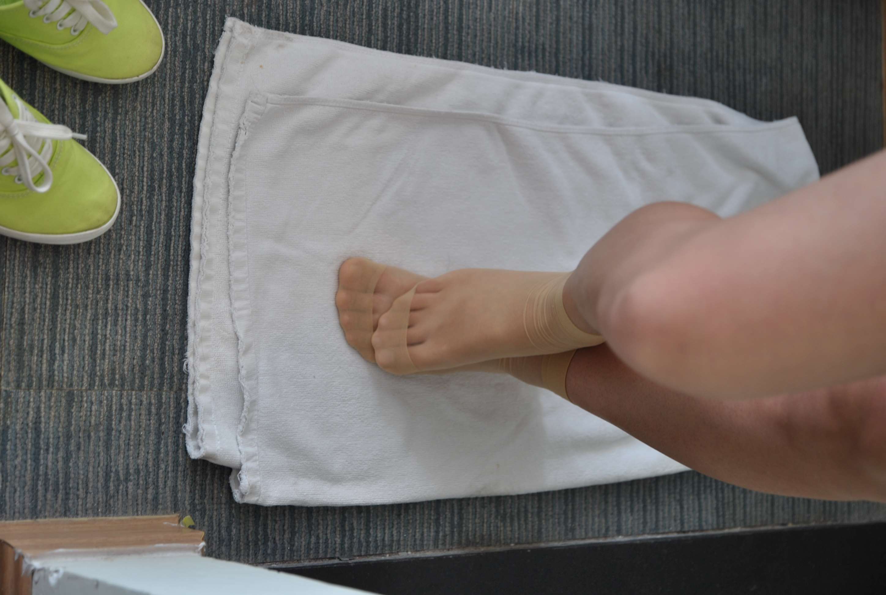 《穿丝洗脚》作品图