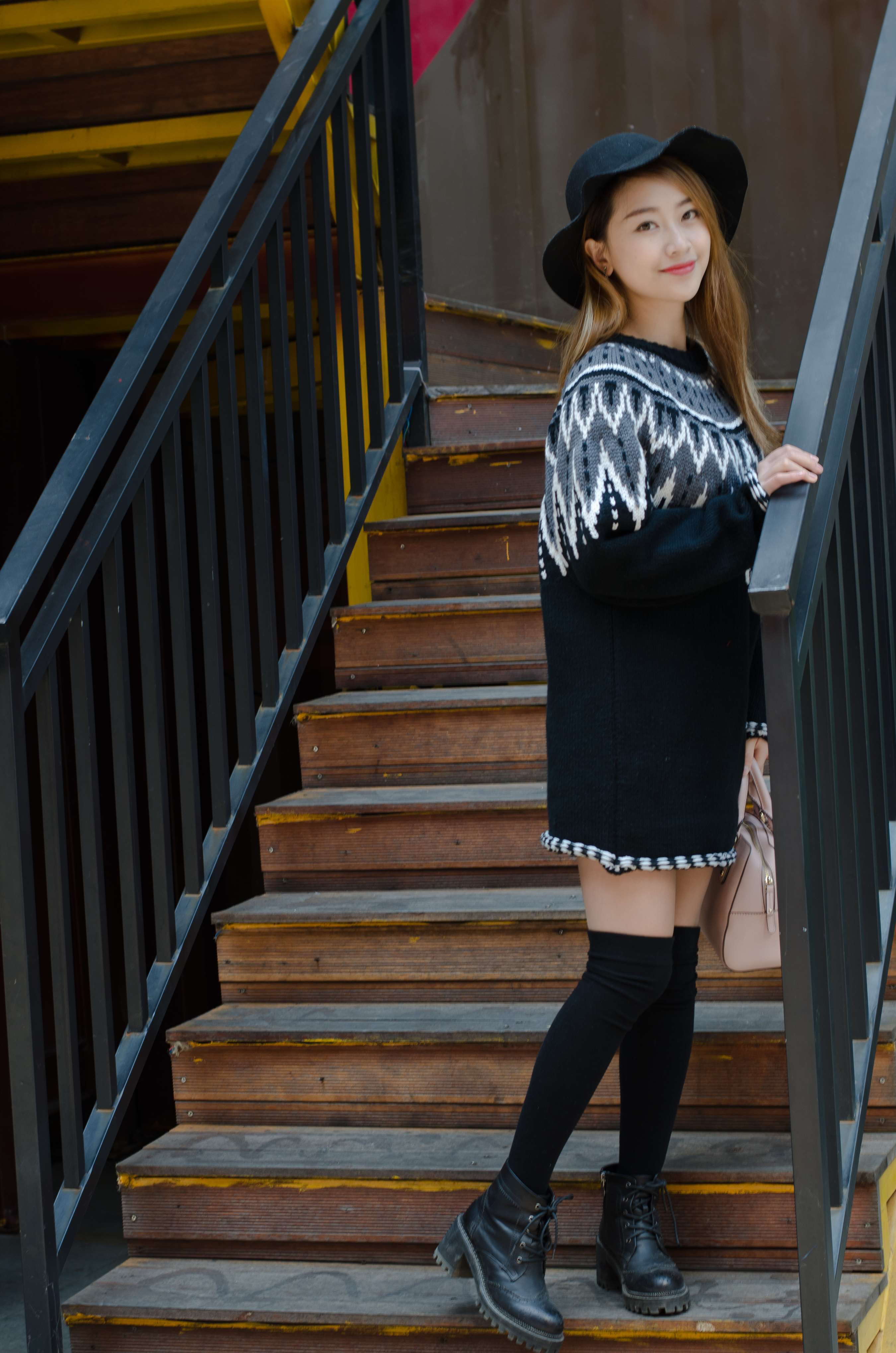 《咖啡厅毛衣短靴の肉丝脚丫》作品图