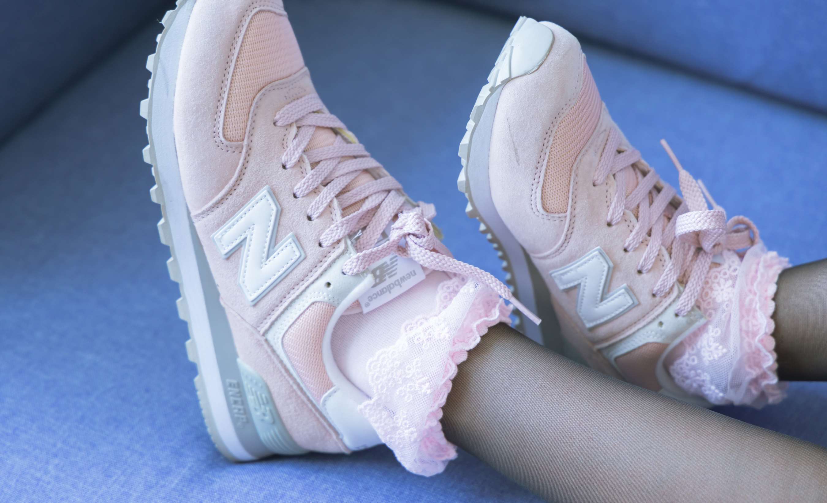 《小沫运动鞋の黑丝脚丫》作品图