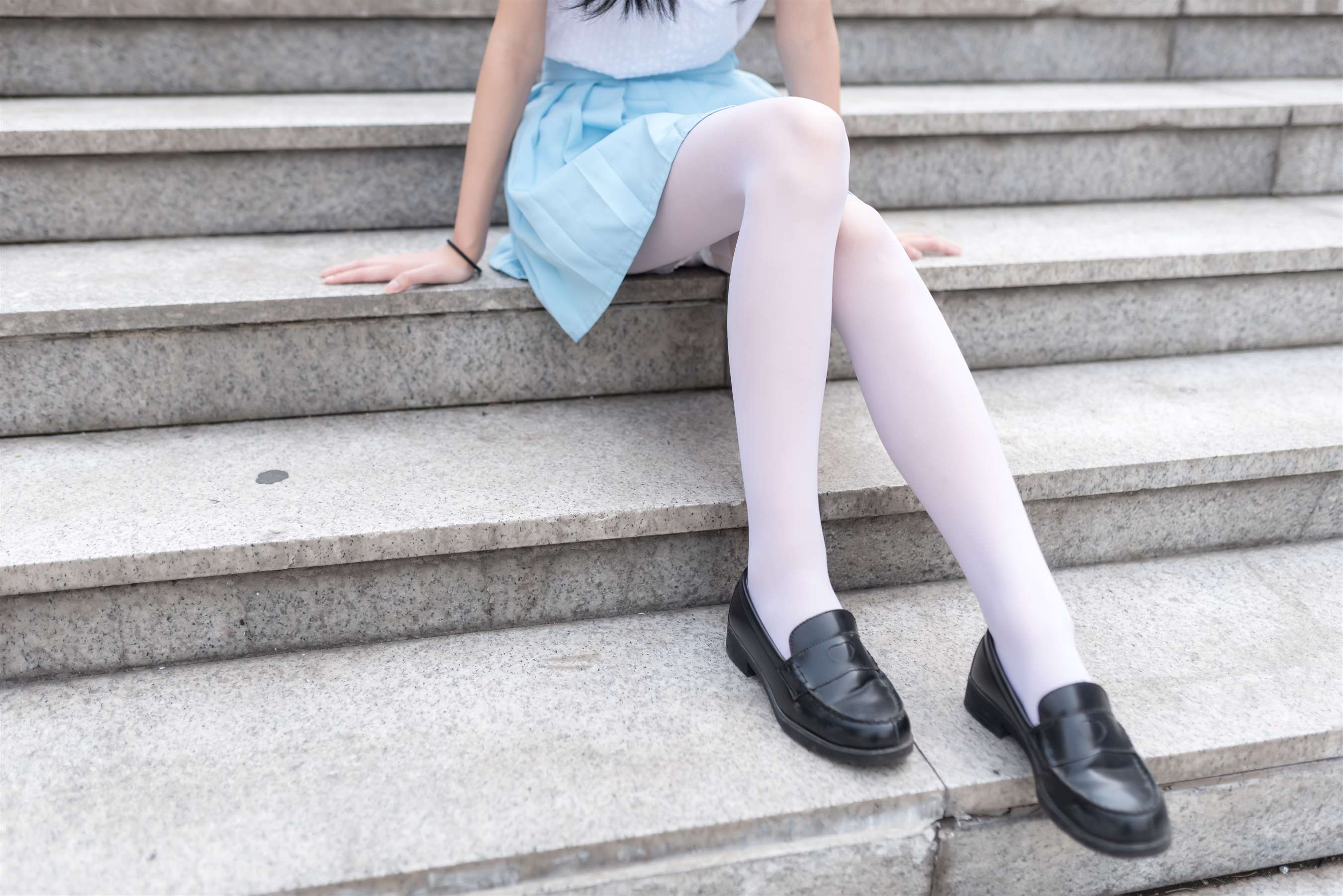 《JK制服皮鞋の长白丝脚》作品图