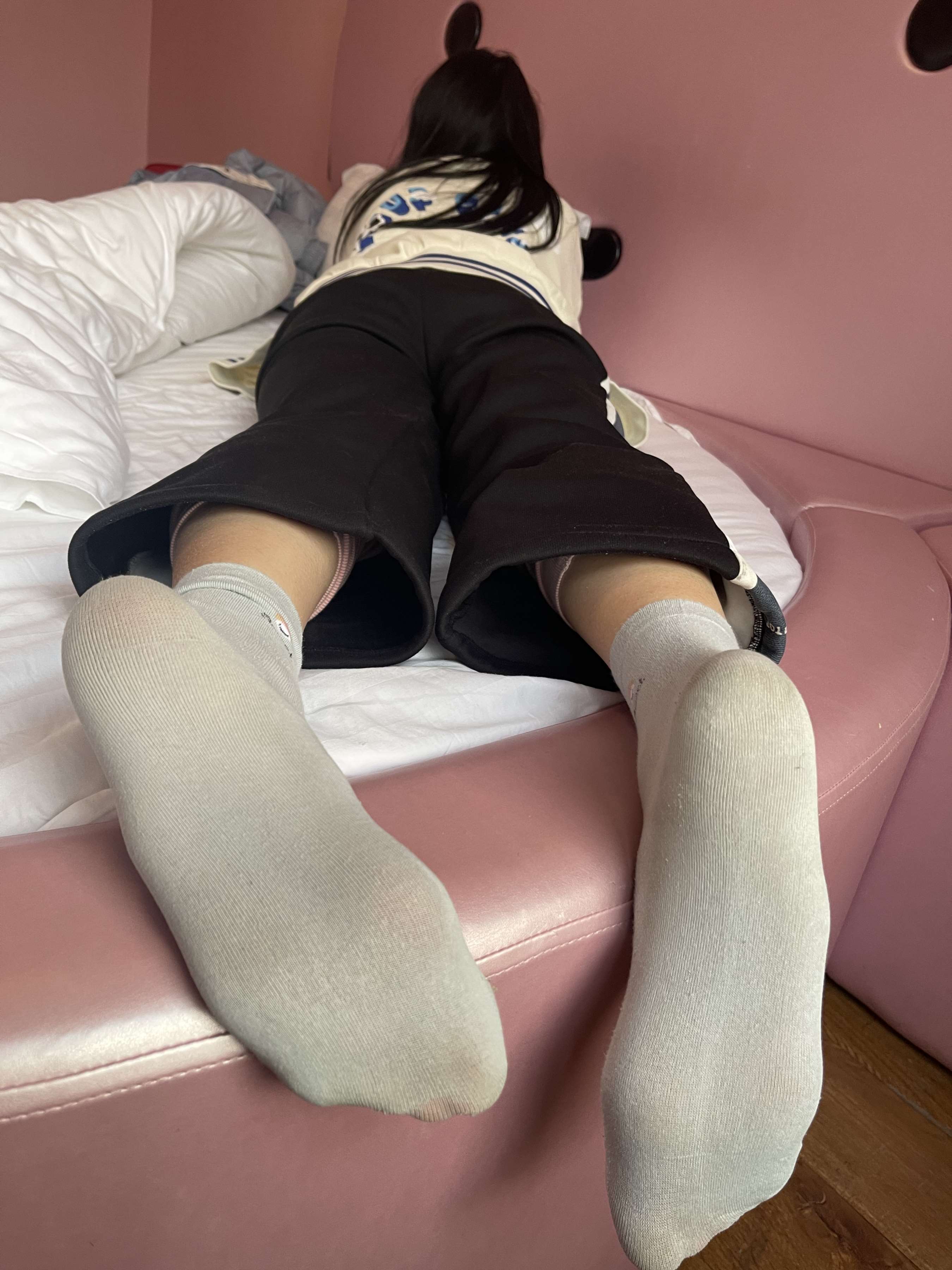 《少女的棉袜脚丫》作品图