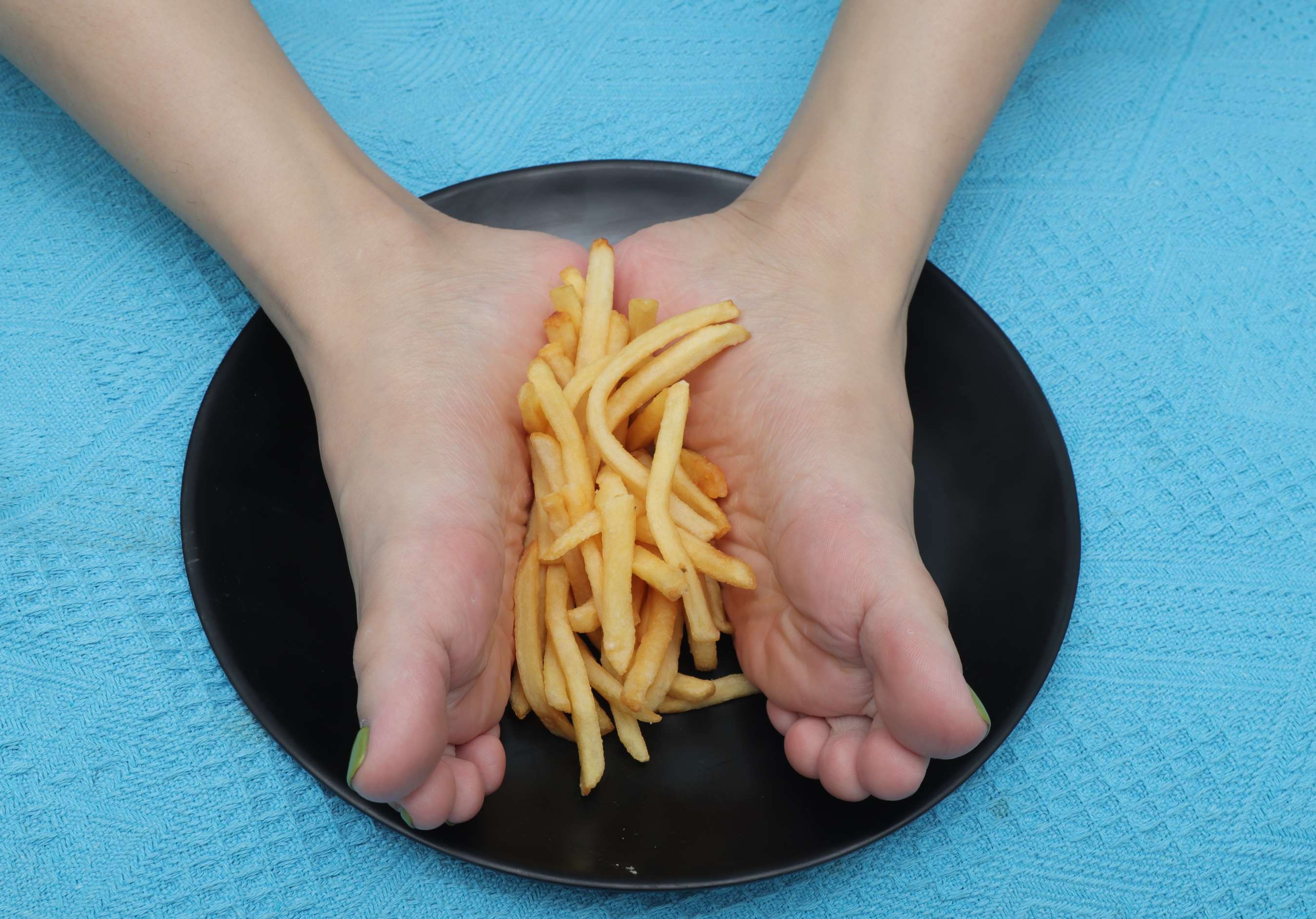 《彩铃少女脚丫盛蛋糕の肯德基，想吃吗》作品图