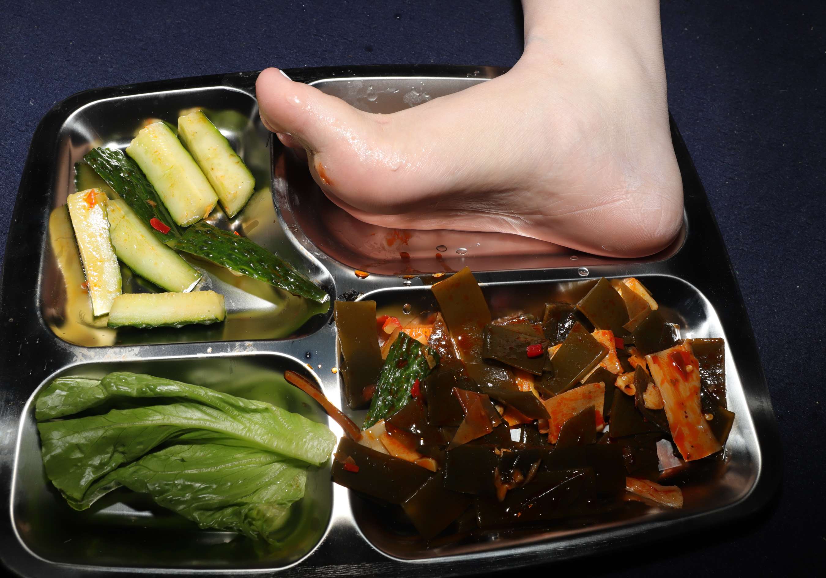 《嫩脚配美食》作品图