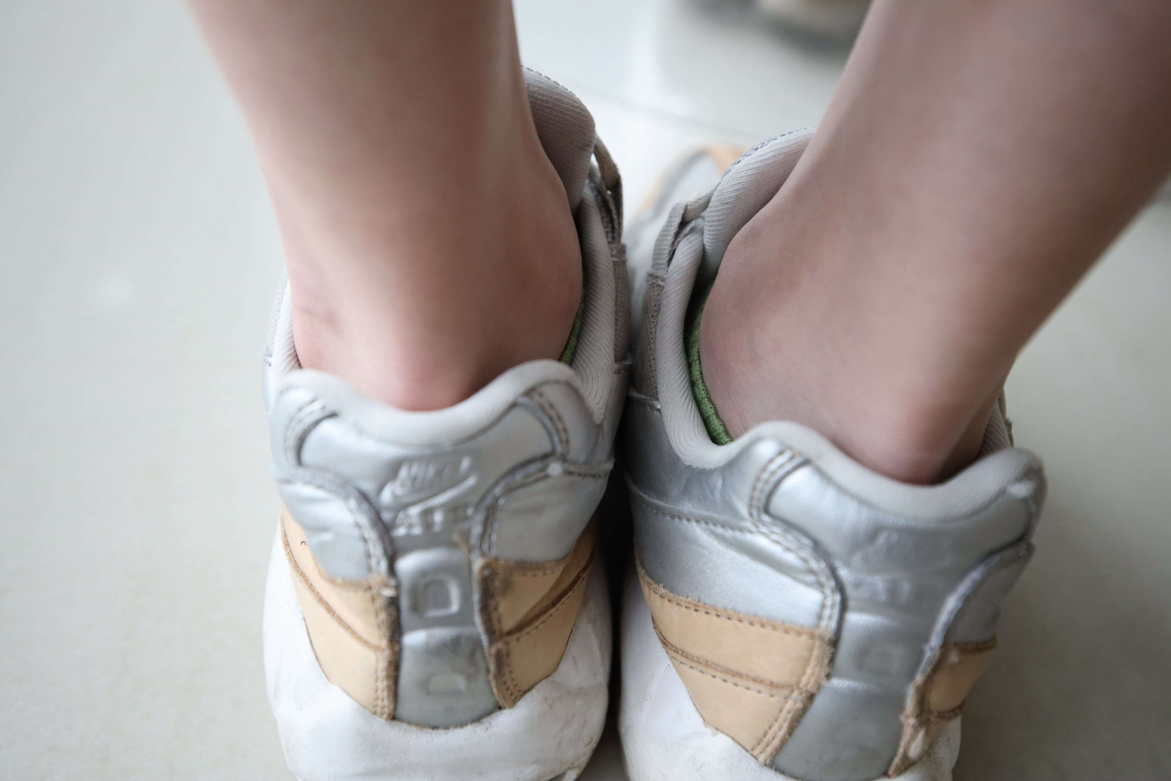 《少女运动鞋の棉袜脚》作品图