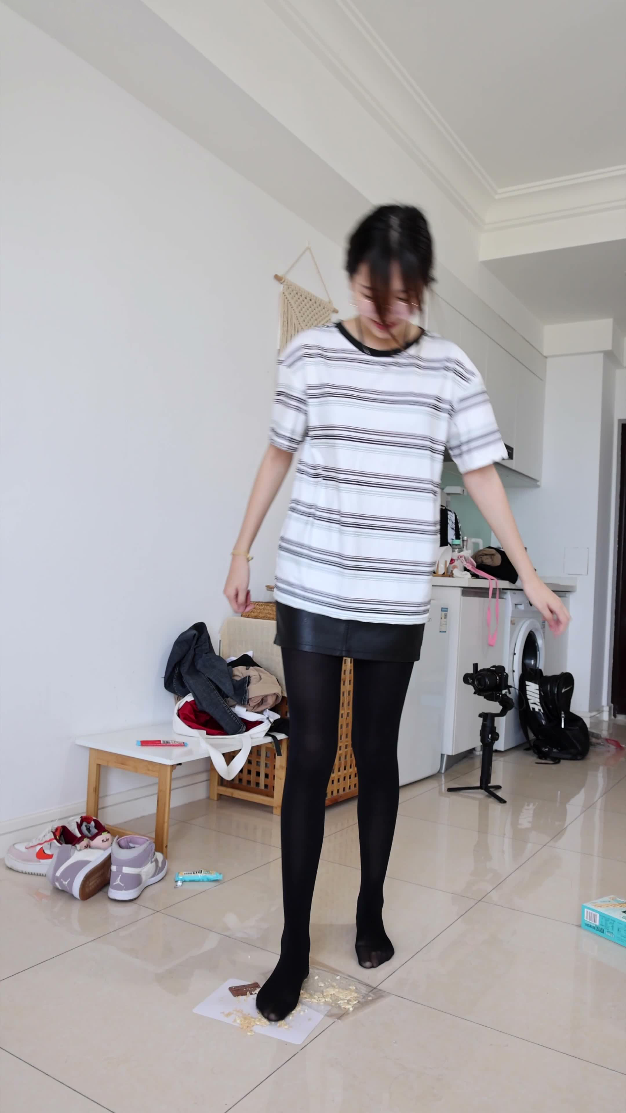 《小甜豆丝袜踩东西》作品图