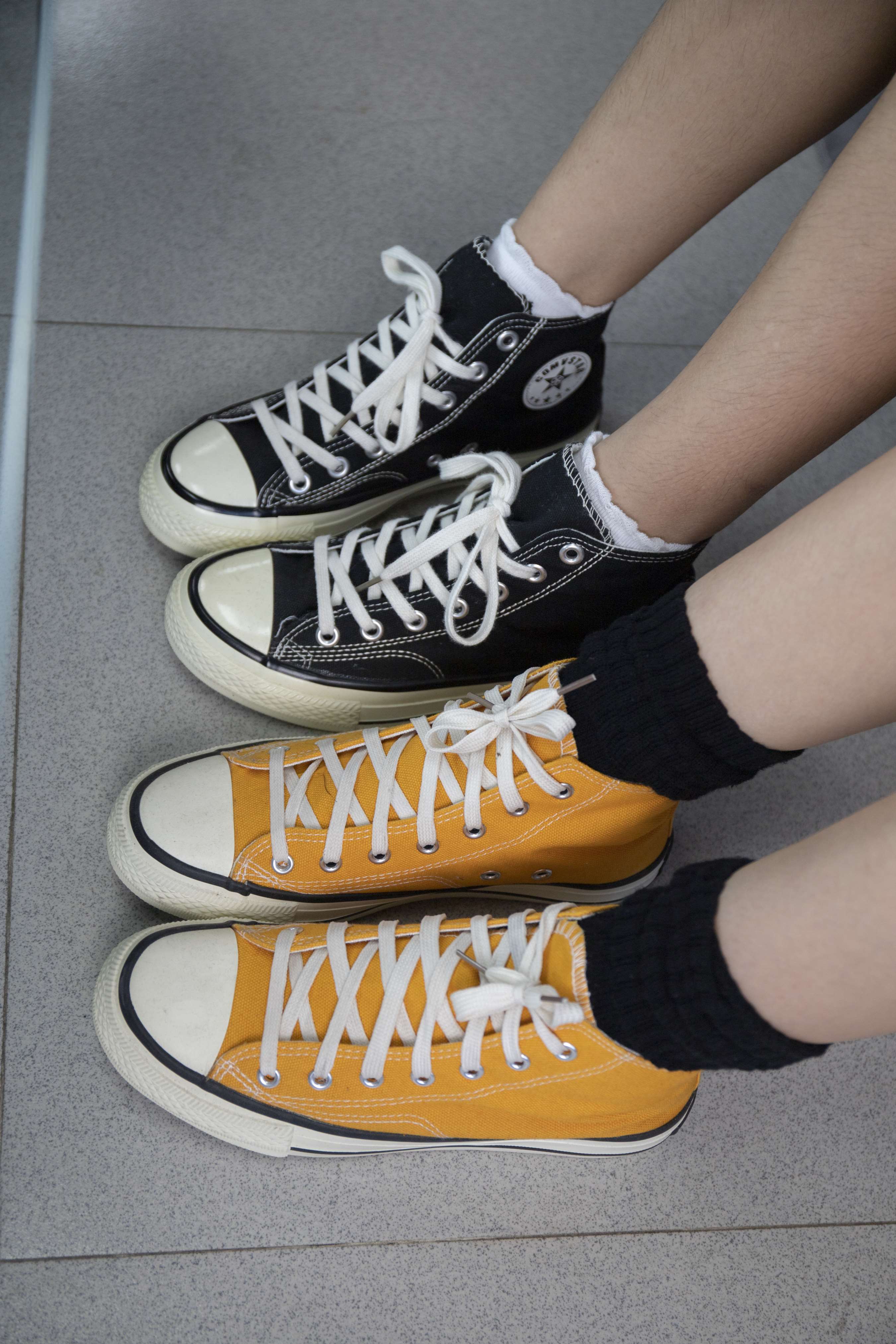 《欣欣和媚媚秀帆布鞋脚丫【套图+4K视频】》作品图