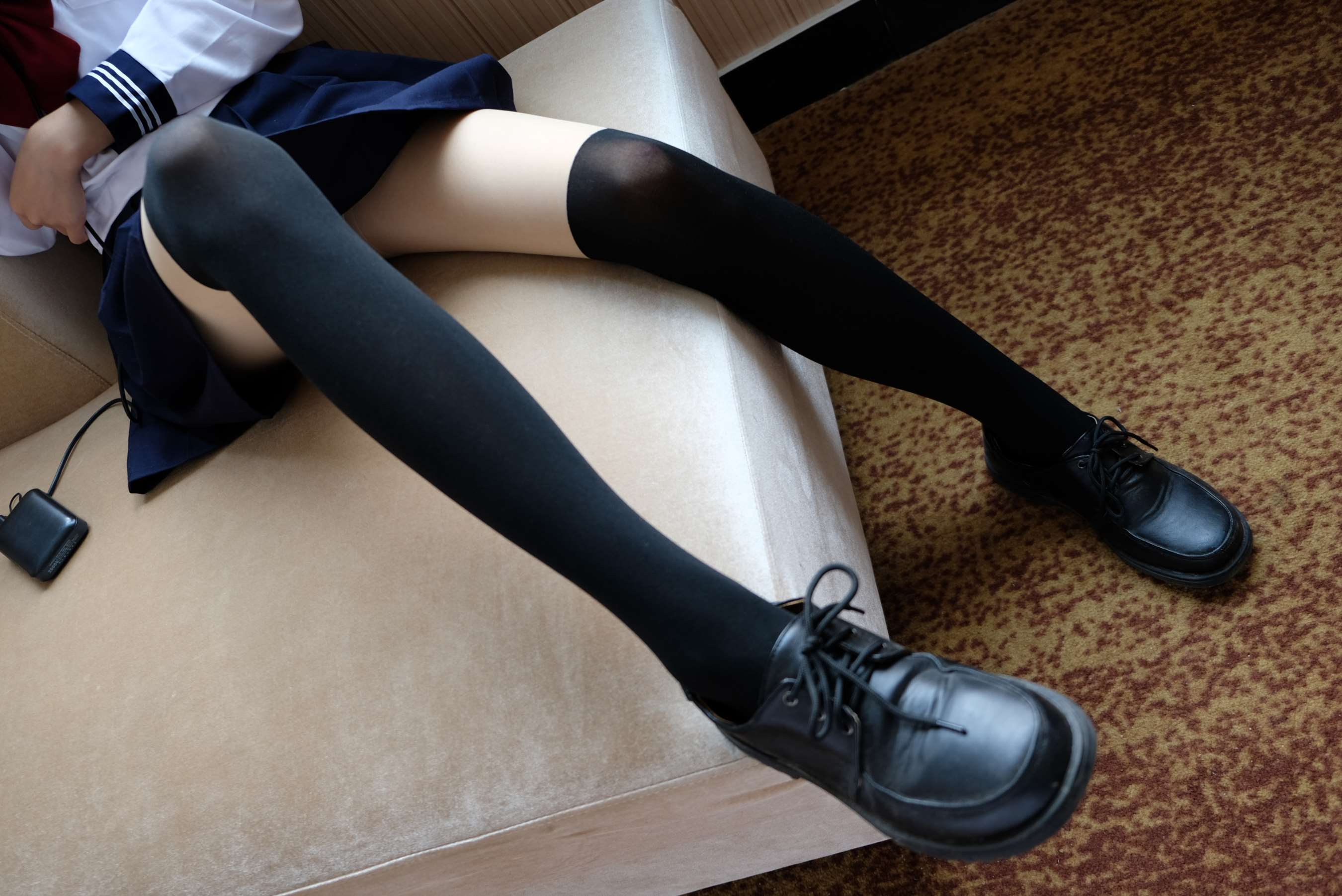 《小虫JK制服の嫩足》作品图