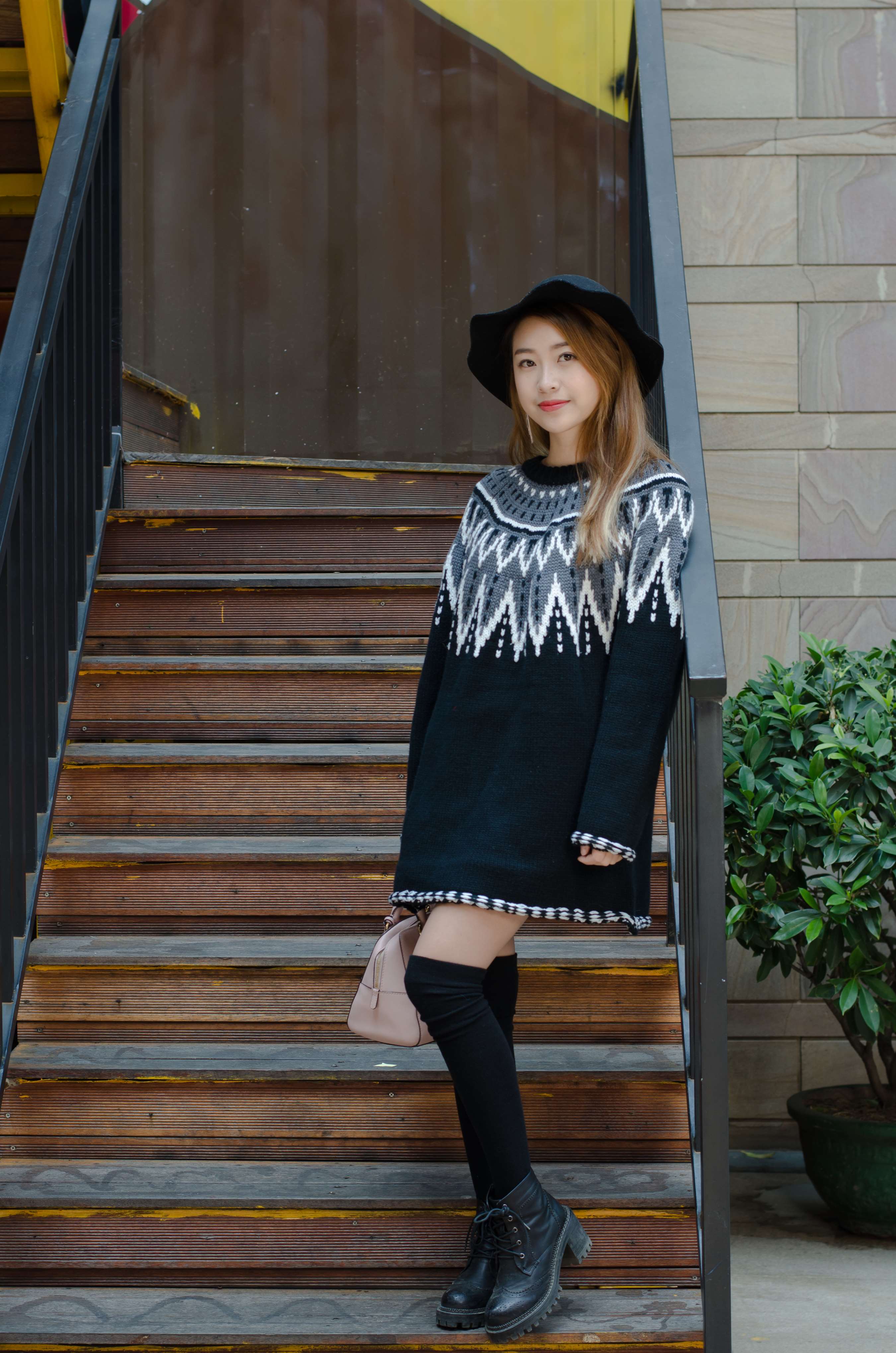 《咖啡厅毛衣短靴の肉丝脚丫》作品图