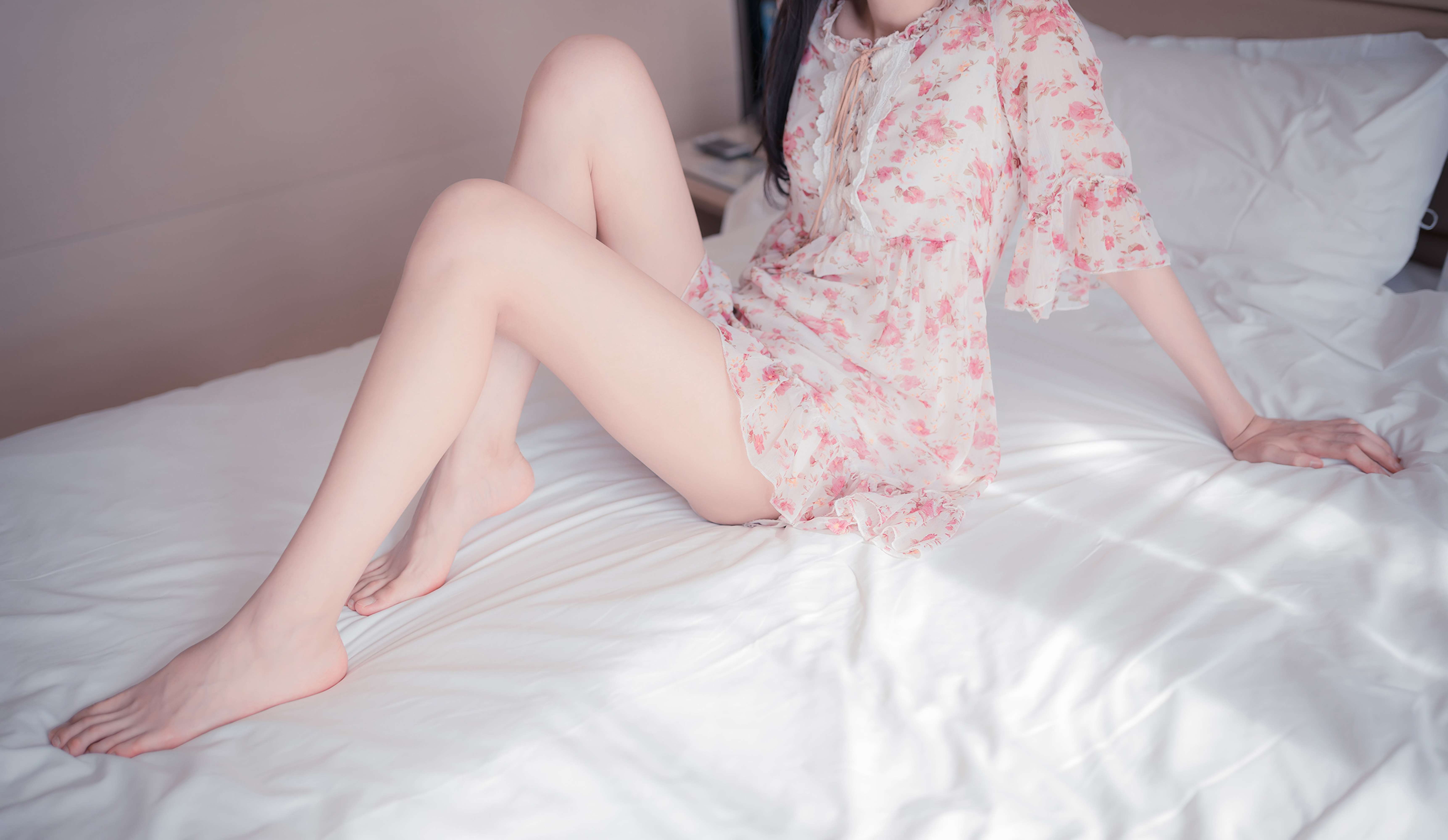 《师姐花裙睡衣の嫩足》作品图