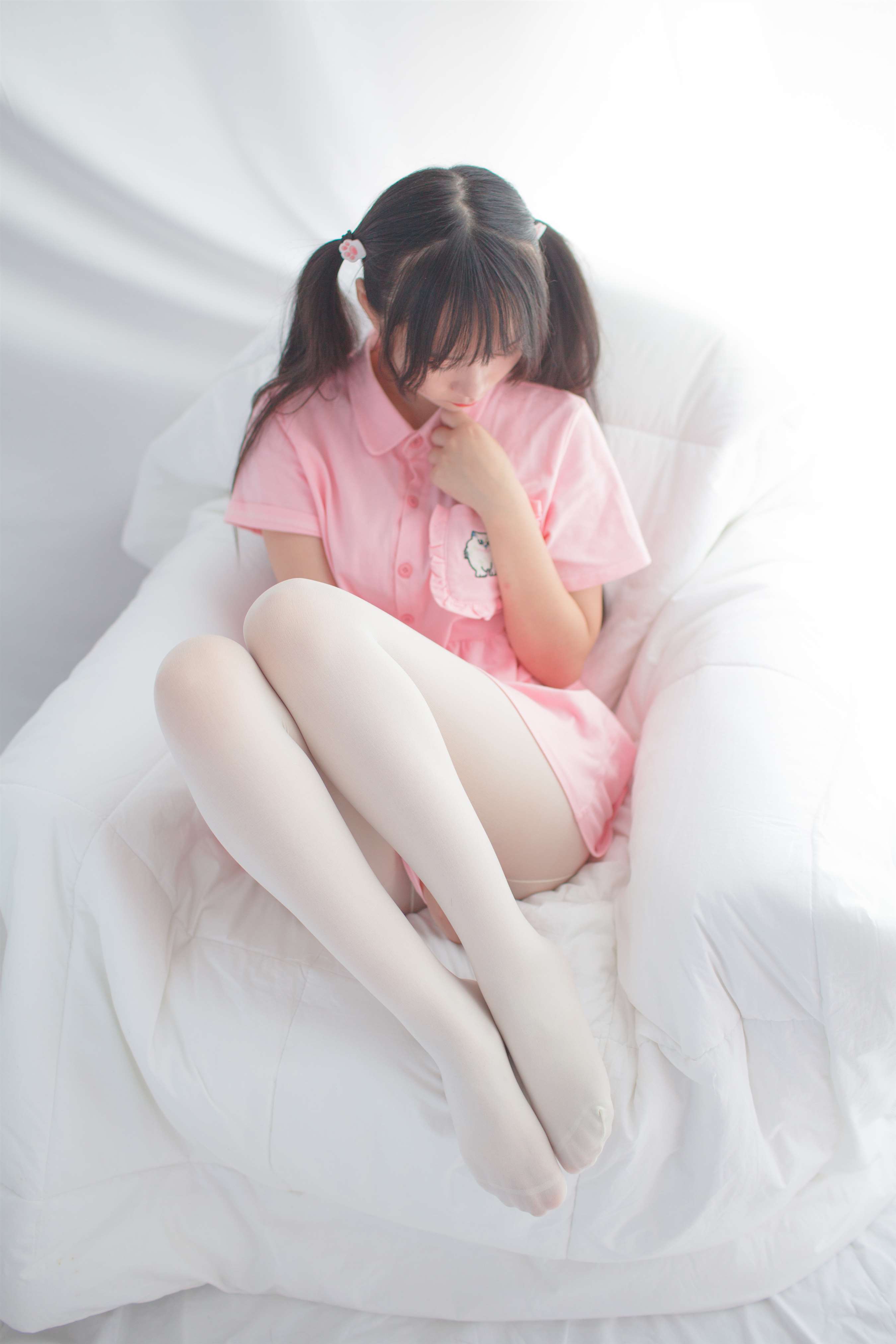 《睡衣の白丝脚丫》作品图