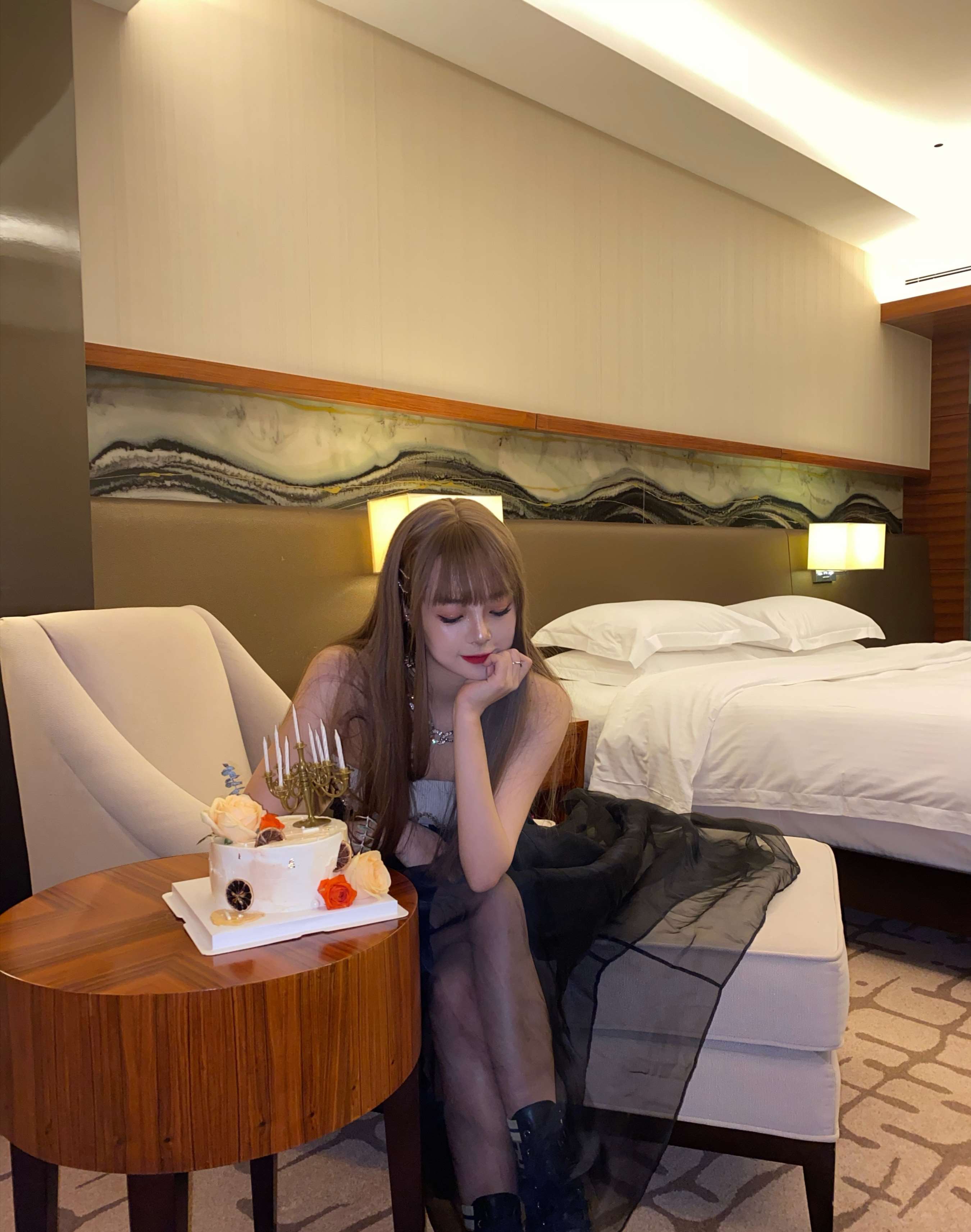 《网红小仙女的细长光脚丫》作品图