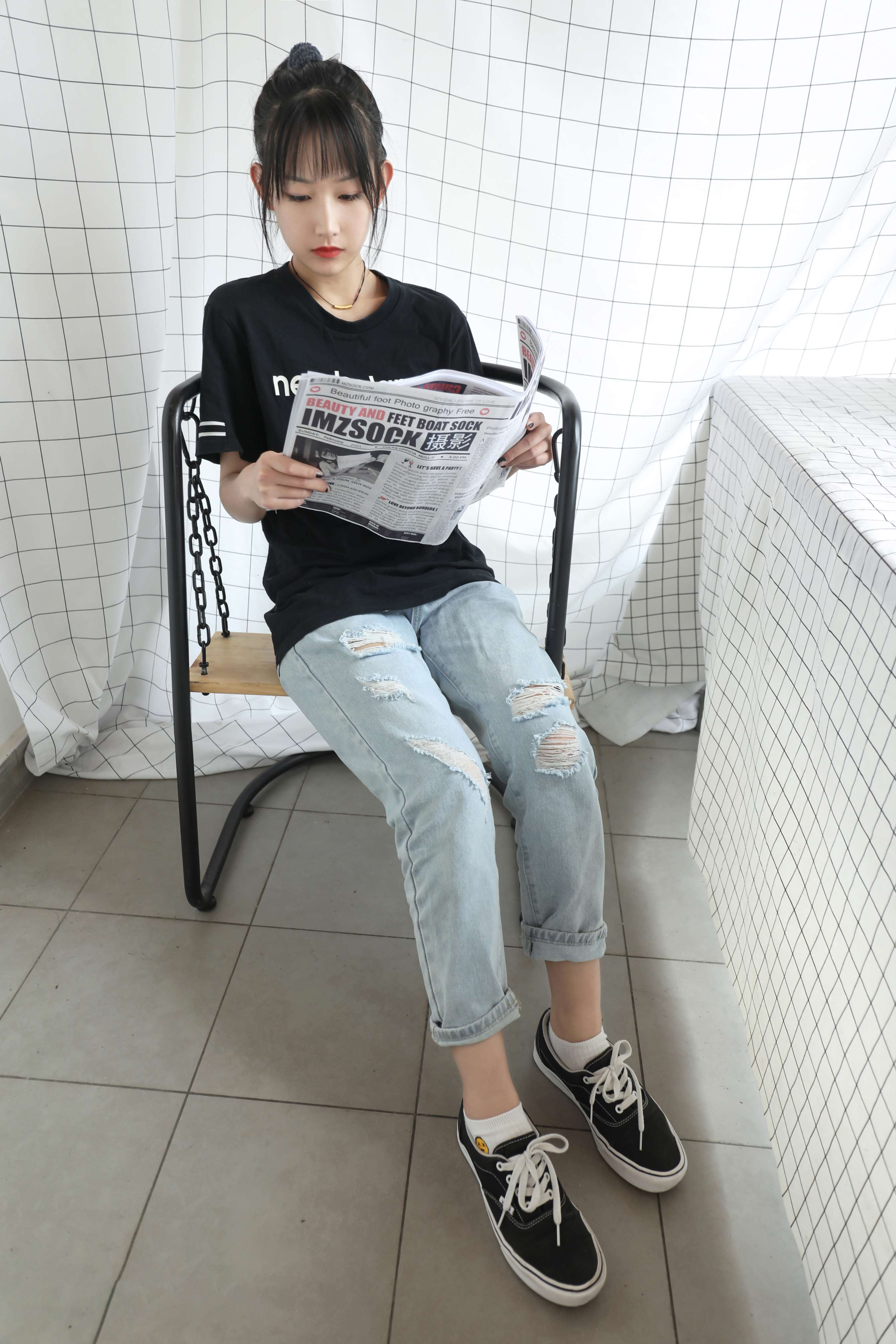 《圆子脱掉脏白棉袜玩饼干》作品图